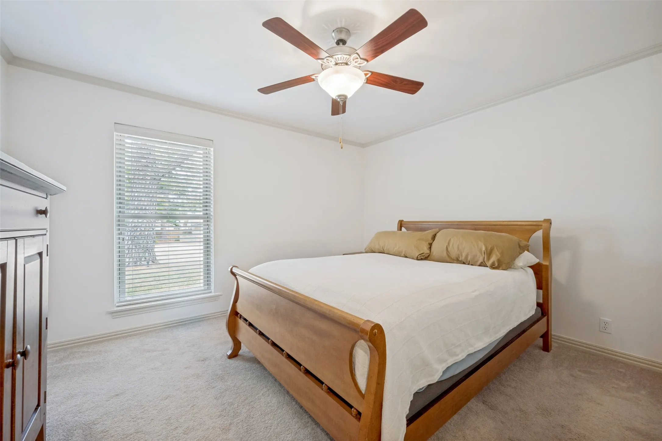 Single Family Residence For Sale in Denton County , 233 Oak Street, Highland Village, Texas 75077, 3 Bedroom, 3 Bathroom, 2 Garage spaces, 2,458 Sqft, built in 1970, mls#21369150, Real Estate Agent in Highland Village, Homes For Sale in Denton county, Homes For Sale in Highland Village, Realtor in Highland Village Texas, Real Estate Brokerage Independent Realty Texas, Luminita Cordes Realtor