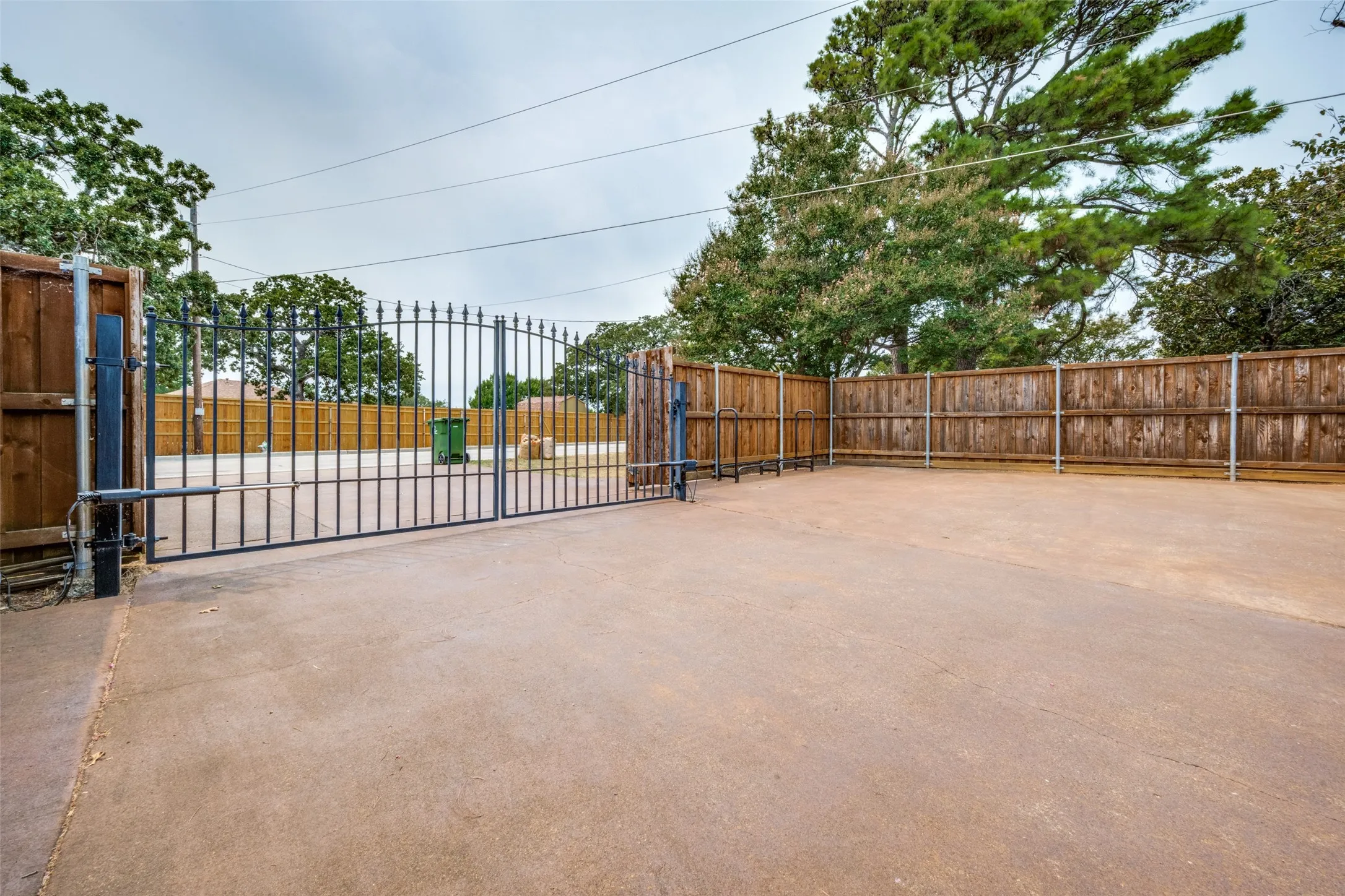 Single Family Residence For Sale in Denton County , 233 Oak Street, Highland Village, Texas 75077, 3 Bedroom, 3 Bathroom, 2 Garage spaces, 2,458 Sqft, built in 1970, mls#21369150, Real Estate Agent in Highland Village, Homes For Sale in Denton county, Homes For Sale in Highland Village, Realtor in Highland Village Texas, Real Estate Brokerage Independent Realty Texas, Luminita Cordes Realtor