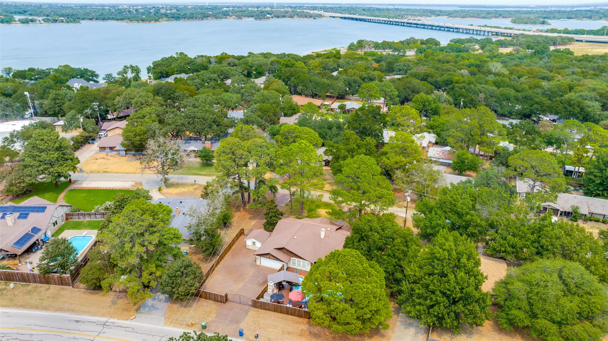 Single Family Residence For Sale in Denton County , 233 Oak Street, Highland Village, Texas 75077, 3 Bedroom, 3 Bathroom, 2 Garage spaces, 2,458 Sqft, built in 1970, mls#21369150, Real Estate Agent in Highland Village, Homes For Sale in Denton county, Homes For Sale in Highland Village, Realtor in Highland Village Texas, Real Estate Brokerage Independent Realty Texas, Luminita Cordes Realtor
