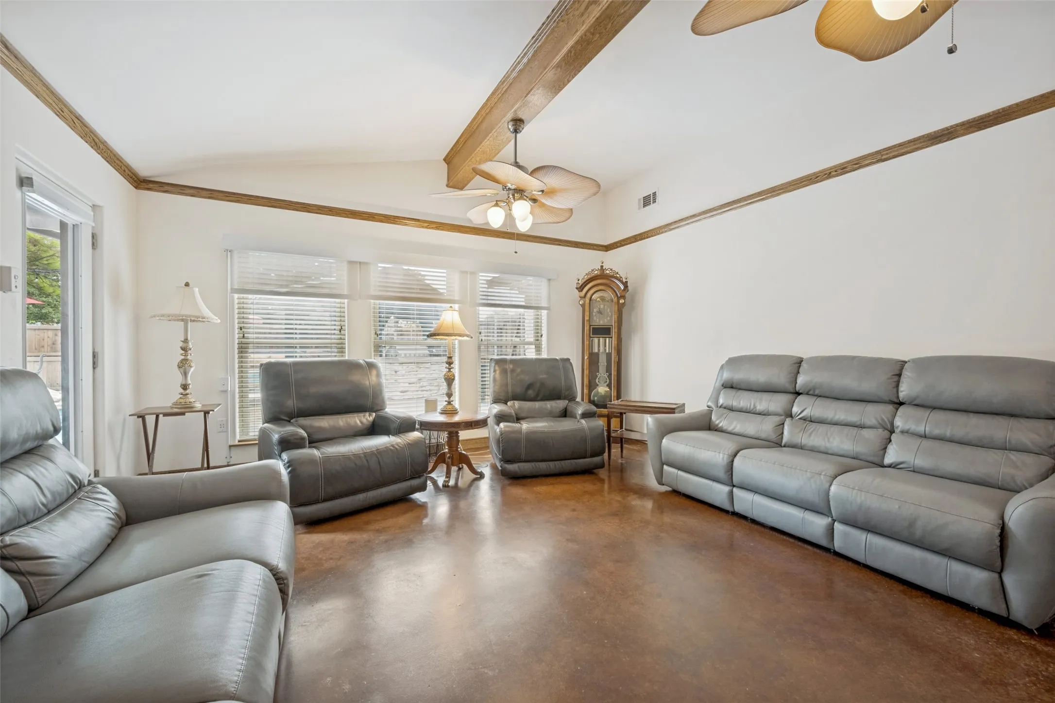 Single Family Residence For Sale in Denton County , 233 Oak Street, Highland Village, Texas 75077, 3 Bedroom, 3 Bathroom, 2 Garage spaces, 2,458 Sqft, built in 1970, mls#21369150, Real Estate Agent in Highland Village, Homes For Sale in Denton county, Homes For Sale in Highland Village, Realtor in Highland Village Texas, Real Estate Brokerage Independent Realty Texas, Luminita Cordes Realtor