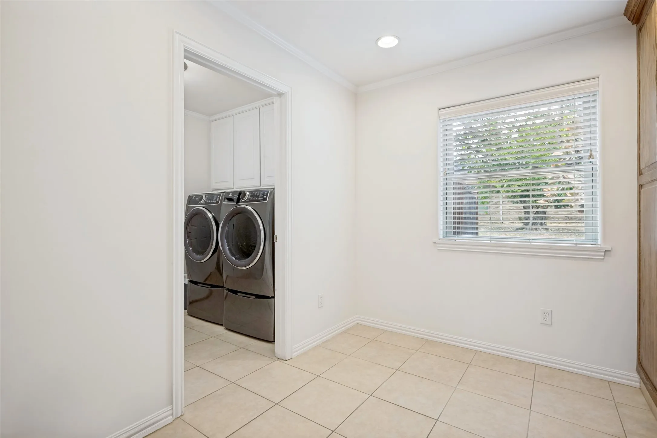 Single Family Residence For Sale in Denton County , 233 Oak Street, Highland Village, Texas 75077, 3 Bedroom, 3 Bathroom, 2 Garage spaces, 2,458 Sqft, built in 1970, mls#21369150, Real Estate Agent in Highland Village, Homes For Sale in Denton county, Homes For Sale in Highland Village, Realtor in Highland Village Texas, Real Estate Brokerage Independent Realty Texas, Luminita Cordes Realtor