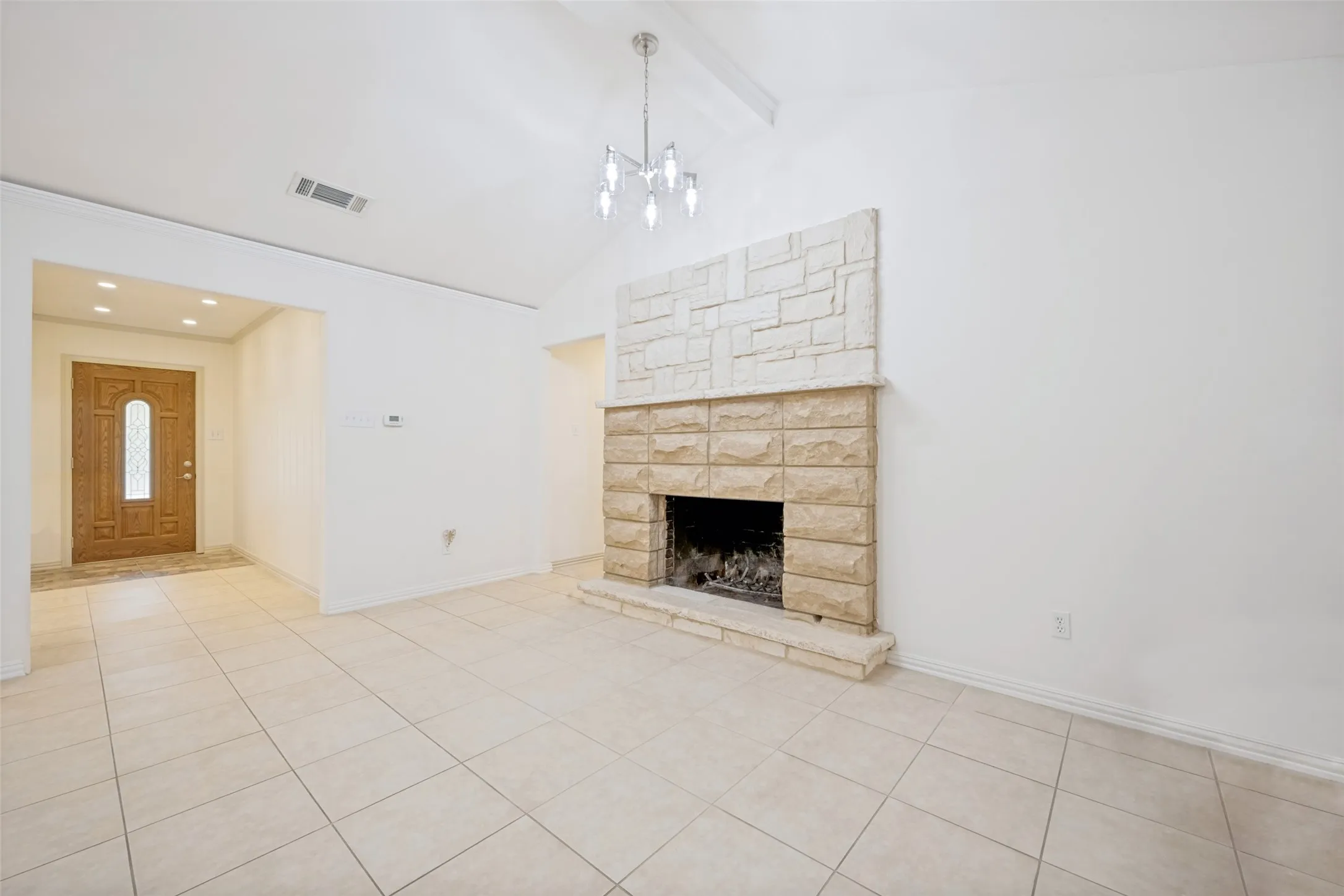 Single Family Residence For Sale in Denton County , 233 Oak Street, Highland Village, Texas 75077, 3 Bedroom, 3 Bathroom, 2 Garage spaces, 2,458 Sqft, built in 1970, mls#21369150, Real Estate Agent in Highland Village, Homes For Sale in Denton county, Homes For Sale in Highland Village, Realtor in Highland Village Texas, Real Estate Brokerage Independent Realty Texas, Luminita Cordes Realtor