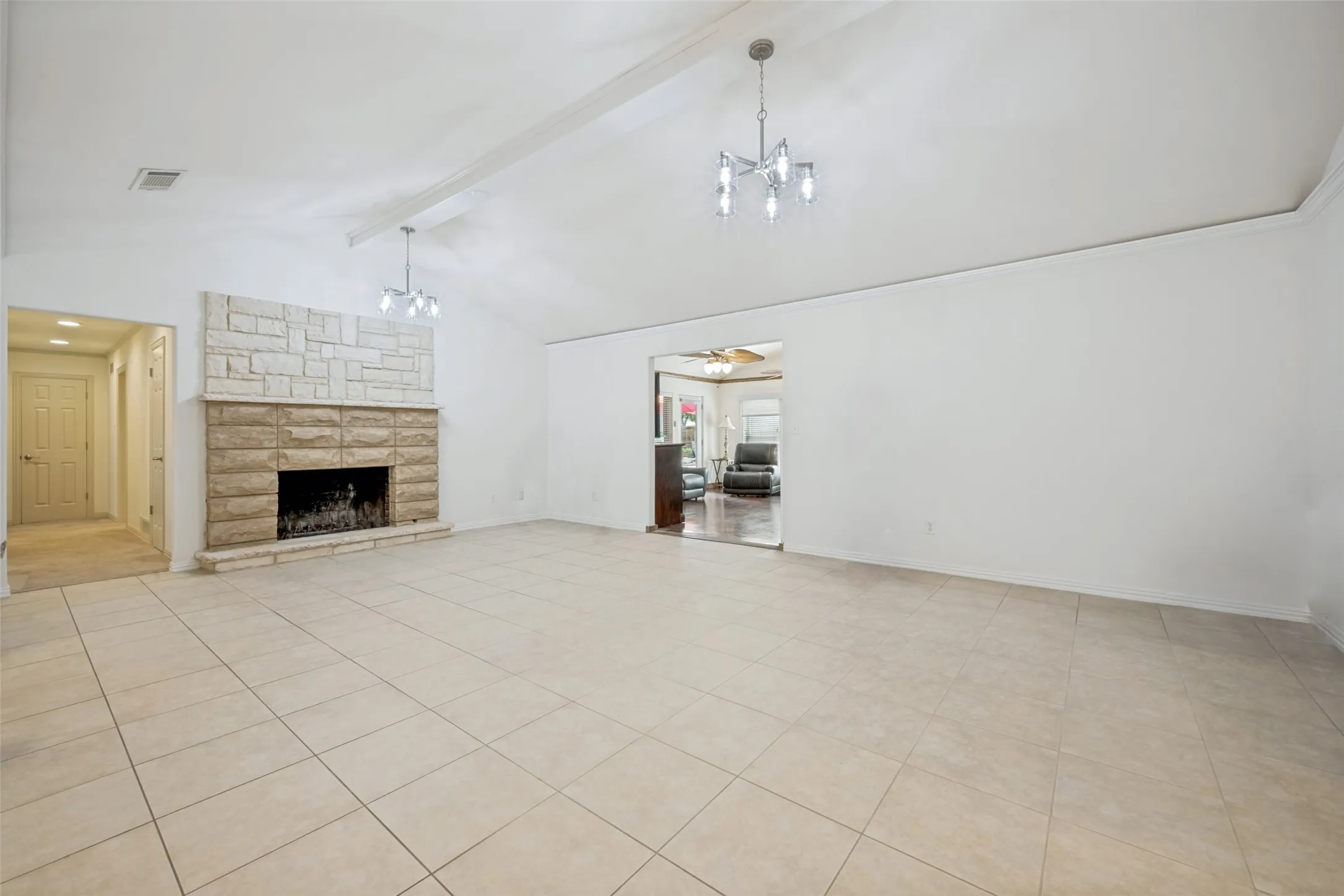 Single Family Residence For Sale in Denton County , 233 Oak Street, Highland Village, Texas 75077, 3 Bedroom, 3 Bathroom, 2 Garage spaces, 2,458 Sqft, built in 1970, mls#21369150, Real Estate Agent in Highland Village, Homes For Sale in Denton county, Homes For Sale in Highland Village, Realtor in Highland Village Texas, Real Estate Brokerage Independent Realty Texas, Luminita Cordes Realtor
