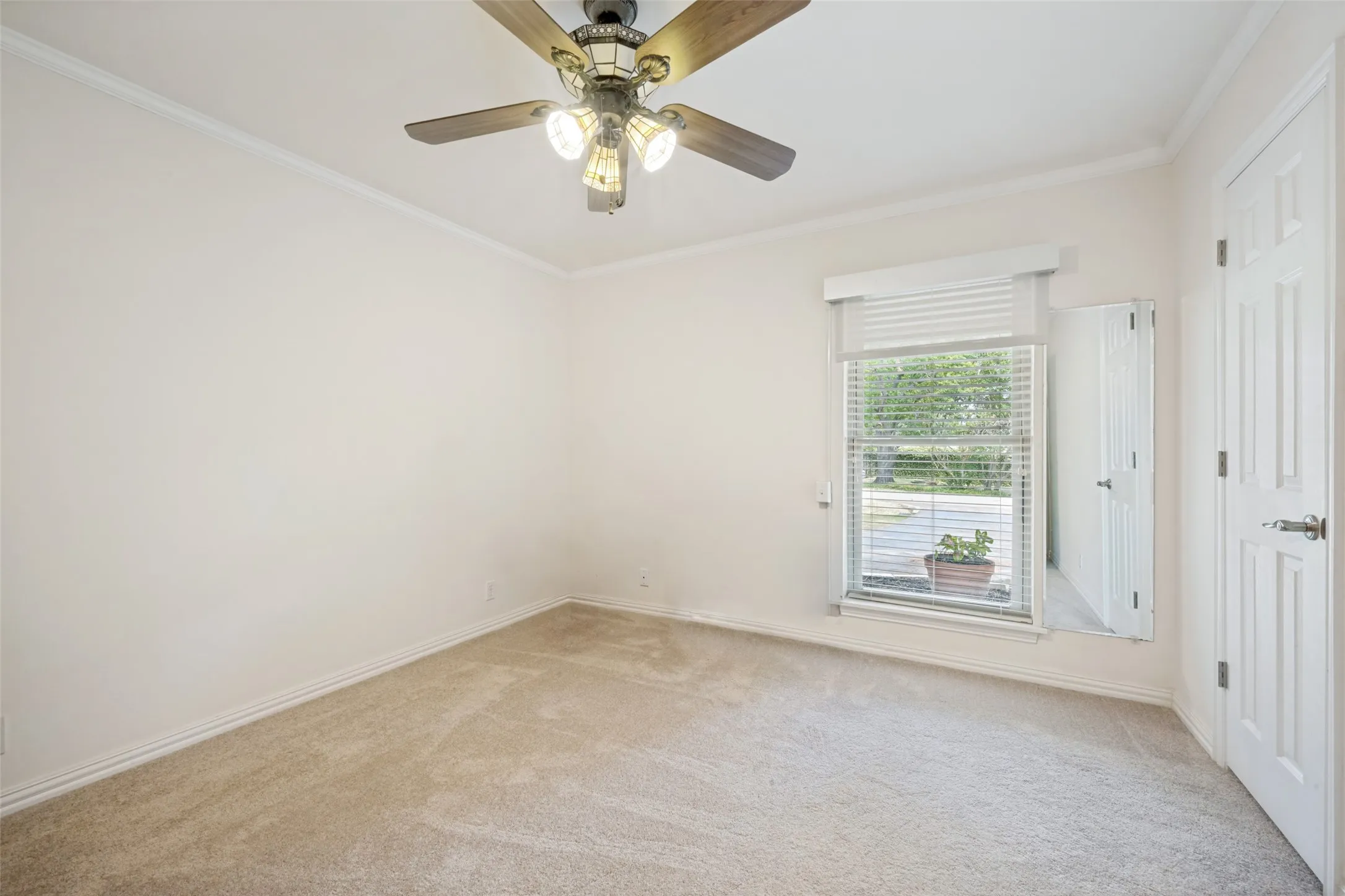 Single Family Residence For Sale in Denton County , 233 Oak Street, Highland Village, Texas 75077, 3 Bedroom, 3 Bathroom, 2 Garage spaces, 2,458 Sqft, built in 1970, mls#21369150, Real Estate Agent in Highland Village, Homes For Sale in Denton county, Homes For Sale in Highland Village, Realtor in Highland Village Texas, Real Estate Brokerage Independent Realty Texas, Luminita Cordes Realtor