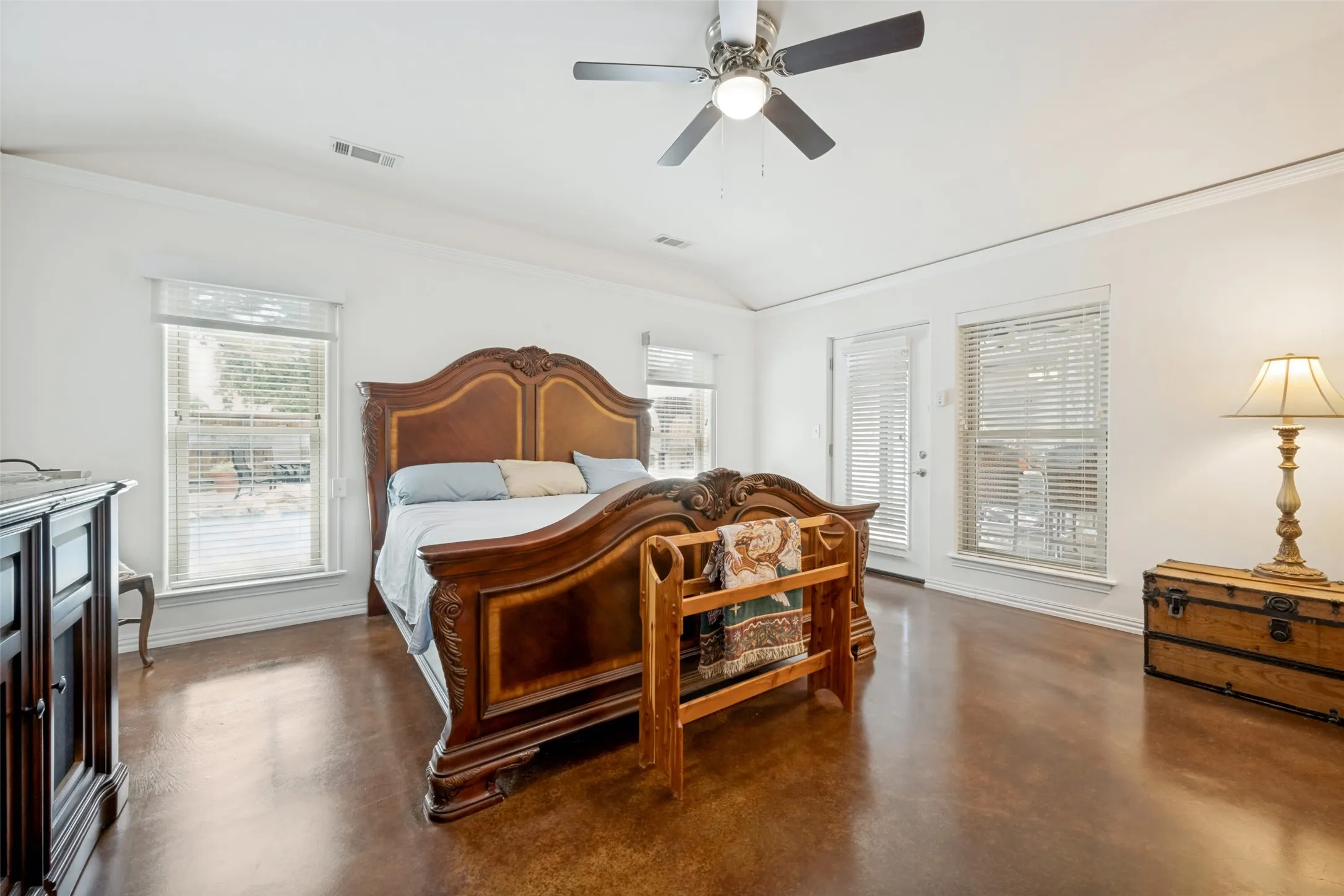 Single Family Residence For Sale in Denton County , 233 Oak Street, Highland Village, Texas 75077, 3 Bedroom, 3 Bathroom, 2 Garage spaces, 2,458 Sqft, built in 1970, mls#21369150, Real Estate Agent in Highland Village, Homes For Sale in Denton county, Homes For Sale in Highland Village, Realtor in Highland Village Texas, Real Estate Brokerage Independent Realty Texas, Luminita Cordes Realtor