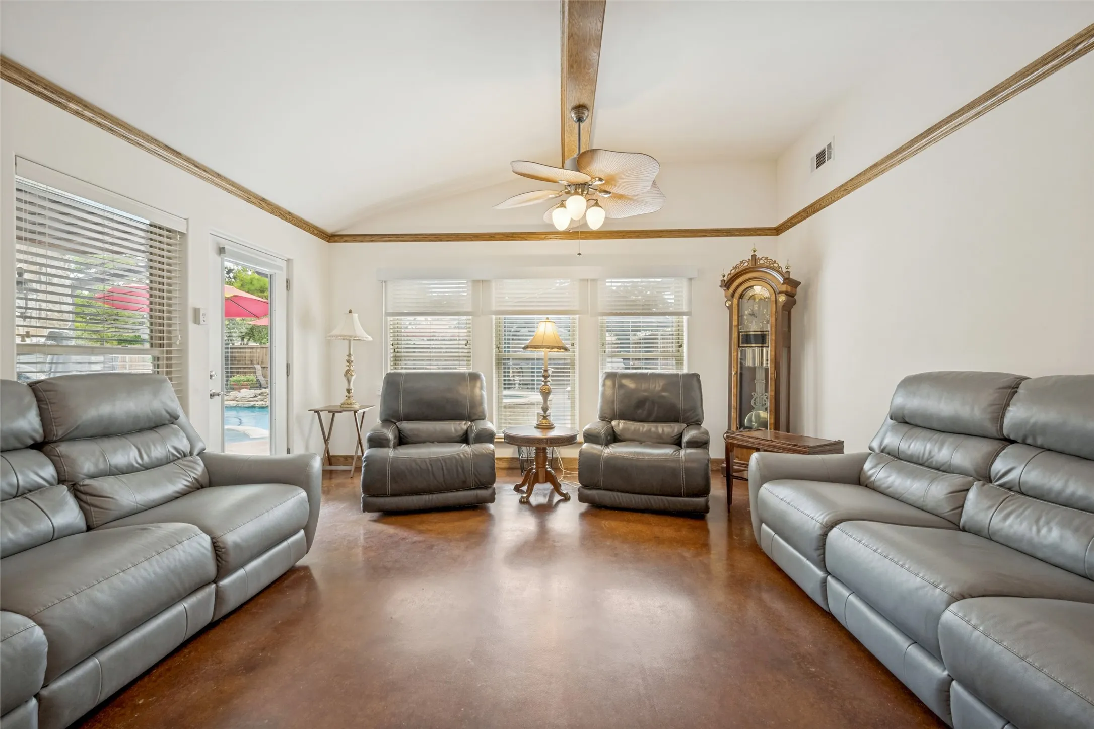 Single Family Residence For Sale in Denton County , 233 Oak Street, Highland Village, Texas 75077, 3 Bedroom, 3 Bathroom, 2 Garage spaces, 2,458 Sqft, built in 1970, mls#21369150, Real Estate Agent in Highland Village, Homes For Sale in Denton county, Homes For Sale in Highland Village, Realtor in Highland Village Texas, Real Estate Brokerage Independent Realty Texas, Luminita Cordes Realtor