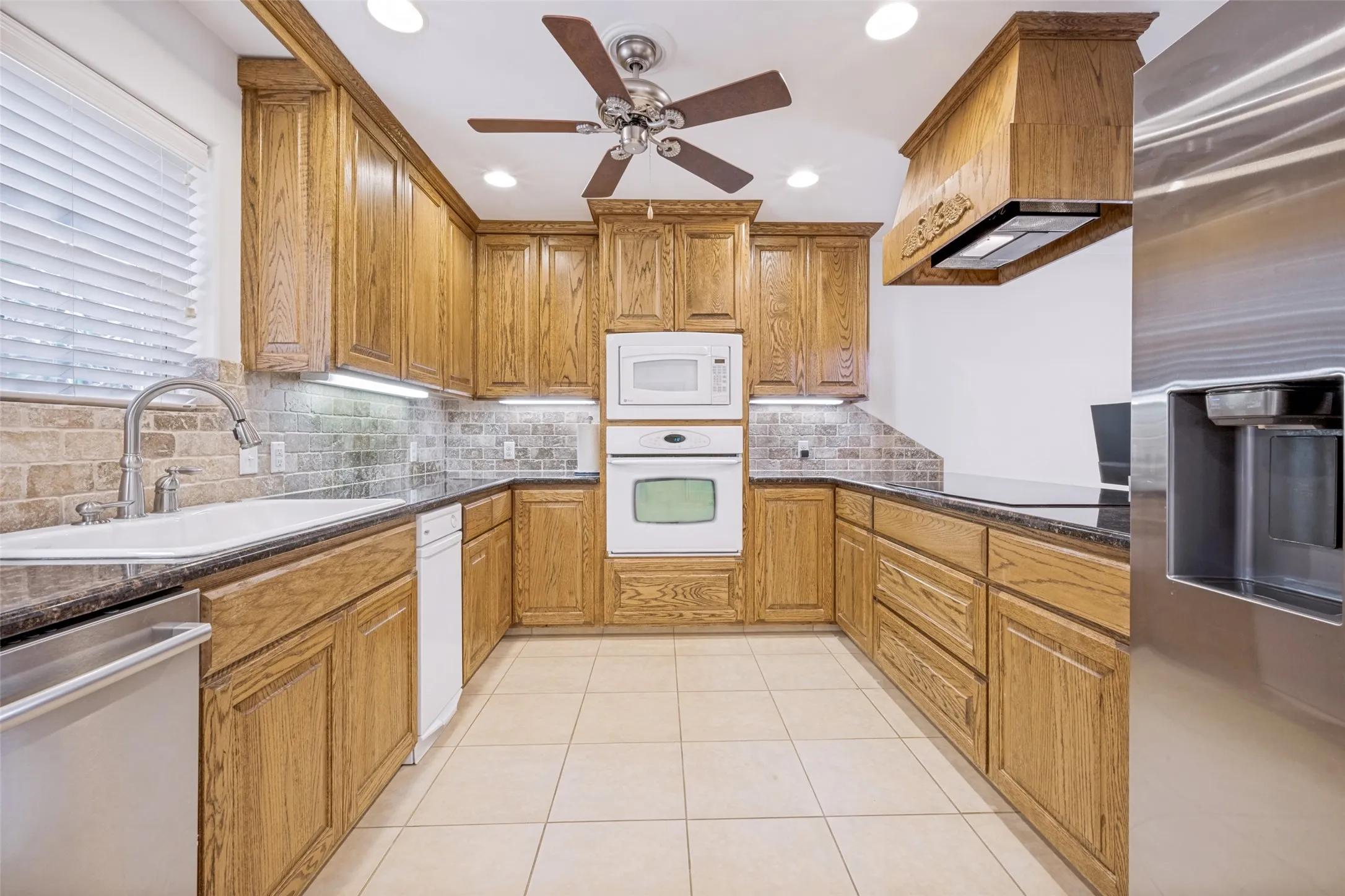 Single Family Residence For Sale in Denton County , 233 Oak Street, Highland Village, Texas 75077, 3 Bedroom, 3 Bathroom, 2 Garage spaces, 2,458 Sqft, built in 1970, mls#21369150, Real Estate Agent in Highland Village, Homes For Sale in Denton county, Homes For Sale in Highland Village, Realtor in Highland Village Texas, Real Estate Brokerage Independent Realty Texas, Luminita Cordes Realtor