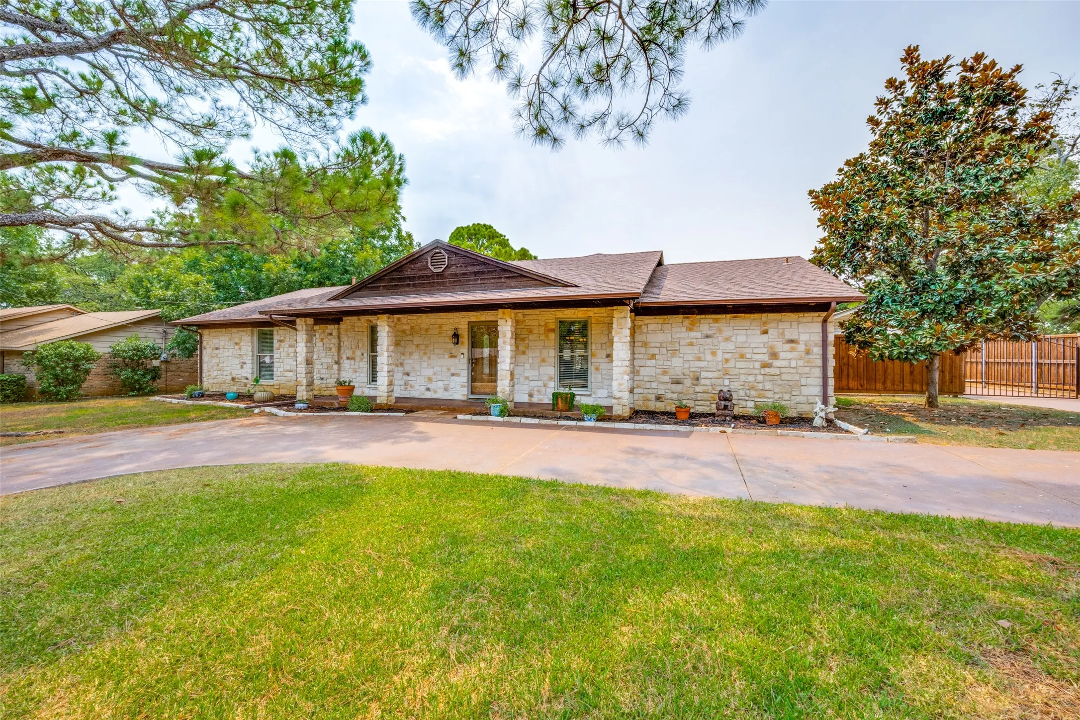 Single Family Residence For Sale in Denton County , 233 Oak Street, Highland Village, Texas 75077, 3 Bedroom, 3 Bathroom, 2 Garage spaces, 2,458 Sqft, built in 1970, mls#21369150, Real Estate Agent in Highland Village, Homes For Sale in Denton county, Homes For Sale in Highland Village, Realtor in Highland Village Texas, Real Estate Brokerage Independent Realty Texas, Luminita Cordes Realtor