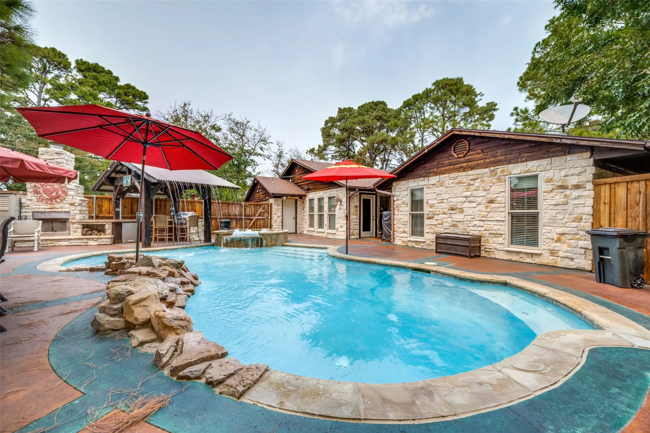 Single Family Residence For Sale in Denton County , 233 Oak Street, Highland Village, Texas 75077, 3 Bedroom, 3 Bathroom, 2 Garage spaces, 2,458 Sqft, built in 1970, mls#21369150, Real Estate Agent in Highland Village, Homes For Sale in Denton county, Homes For Sale in Highland Village, Realtor in Highland Village Texas, Real Estate Brokerage Independent Realty Texas, Luminita Cordes Realtor