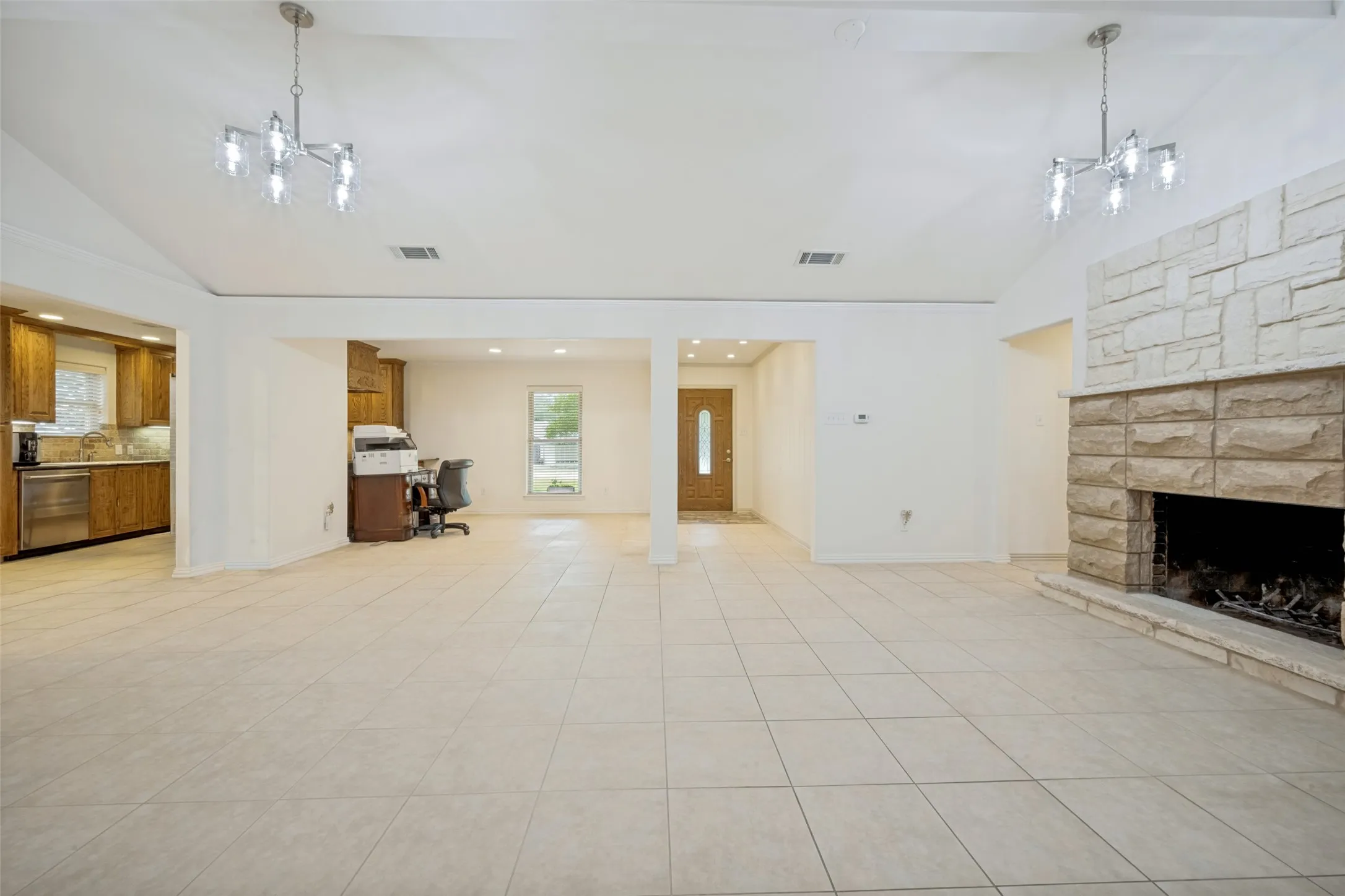 Single Family Residence For Sale in Denton County , 233 Oak Street, Highland Village, Texas 75077, 3 Bedroom, 3 Bathroom, 2 Garage spaces, 2,458 Sqft, built in 1970, mls#21369150, Real Estate Agent in Highland Village, Homes For Sale in Denton county, Homes For Sale in Highland Village, Realtor in Highland Village Texas, Real Estate Brokerage Independent Realty Texas, Luminita Cordes Realtor