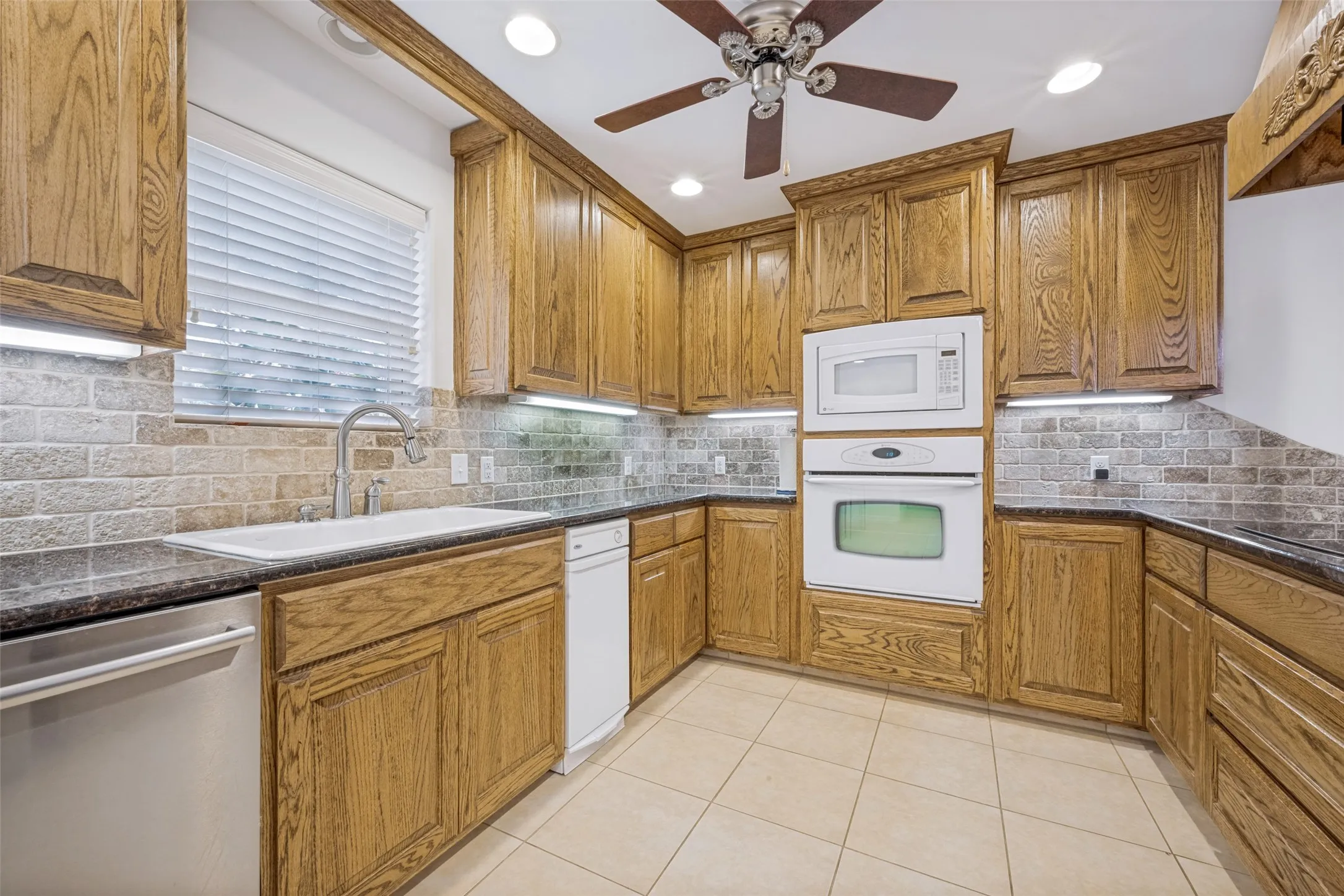 Single Family Residence For Sale in Denton County , 233 Oak Street, Highland Village, Texas 75077, 3 Bedroom, 3 Bathroom, 2 Garage spaces, 2,458 Sqft, built in 1970, mls#21369150, Real Estate Agent in Highland Village, Homes For Sale in Denton county, Homes For Sale in Highland Village, Realtor in Highland Village Texas, Real Estate Brokerage Independent Realty Texas, Luminita Cordes Realtor