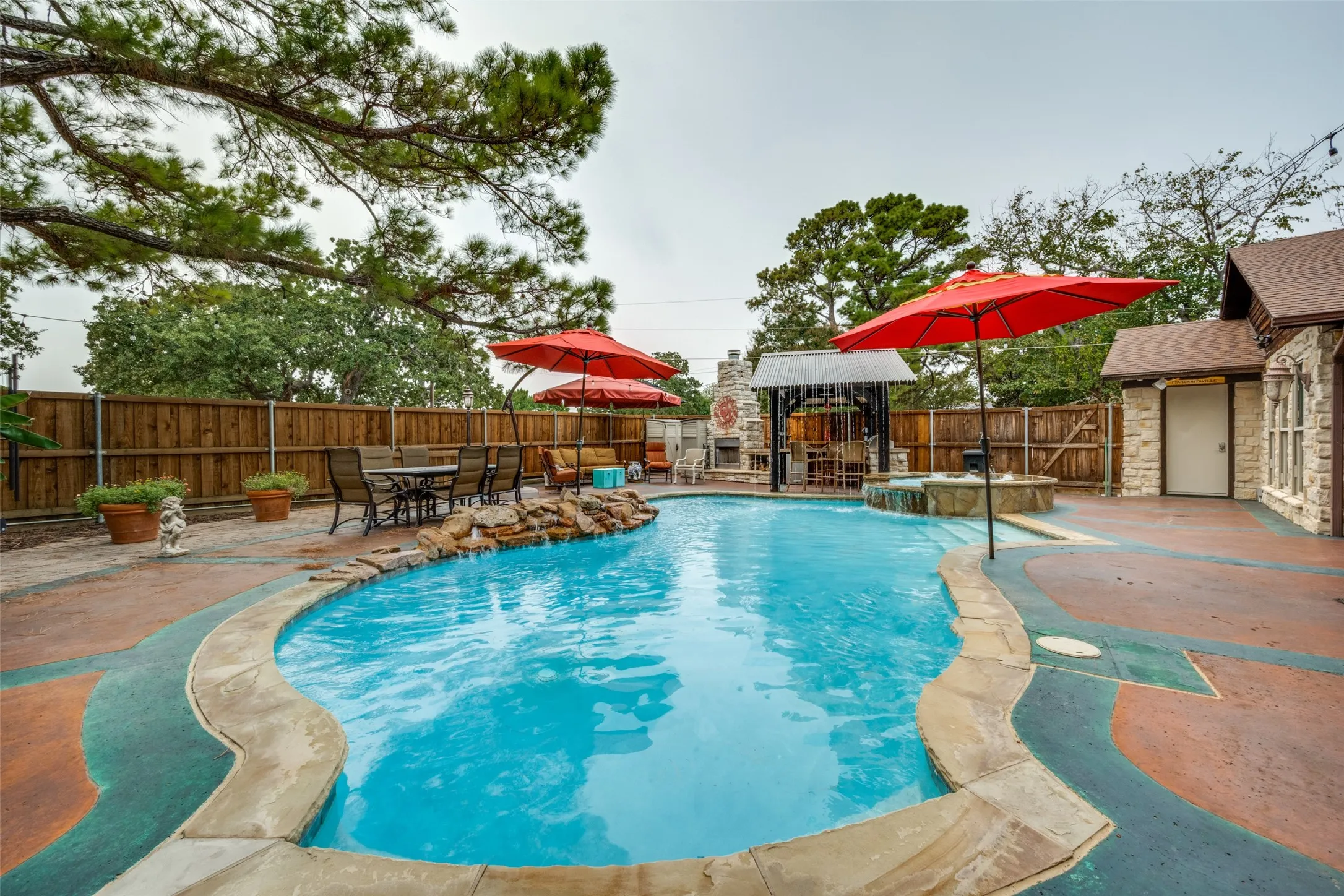 Single Family Residence For Sale in Denton County , 233 Oak Street, Highland Village, Texas 75077, 3 Bedroom, 3 Bathroom, 2 Garage spaces, 2,458 Sqft, built in 1970, mls#21369150, Real Estate Agent in Highland Village, Homes For Sale in Denton county, Homes For Sale in Highland Village, Realtor in Highland Village Texas, Real Estate Brokerage Independent Realty Texas, Luminita Cordes Realtor