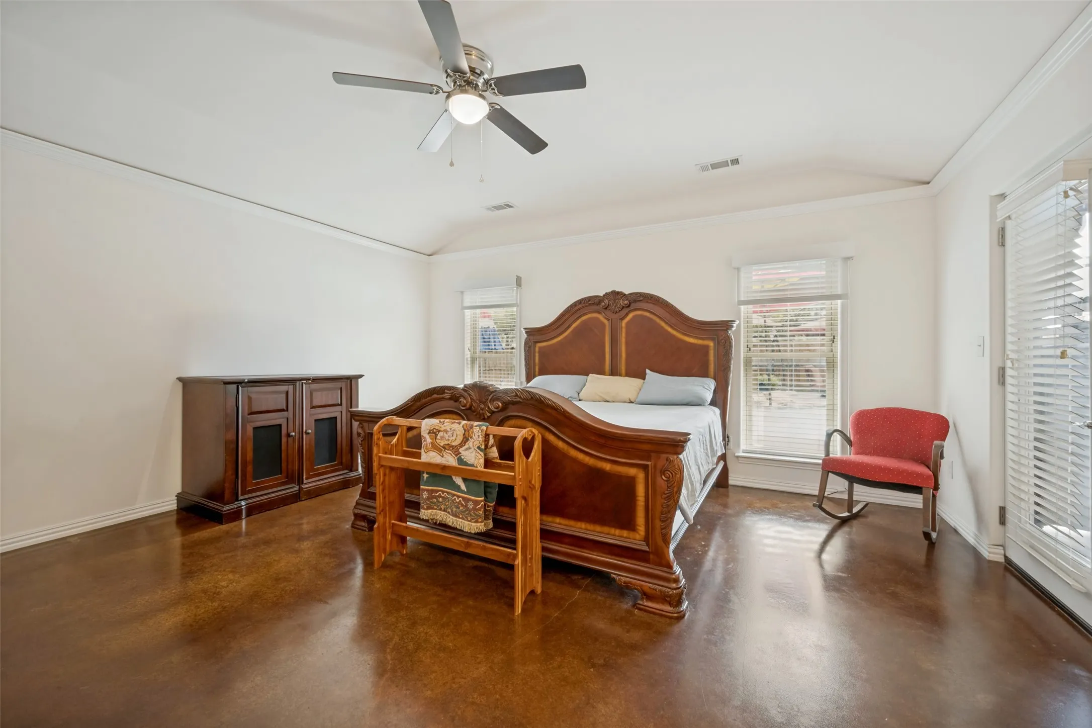 Single Family Residence For Sale in Denton County , 233 Oak Street, Highland Village, Texas 75077, 3 Bedroom, 3 Bathroom, 2 Garage spaces, 2,458 Sqft, built in 1970, mls#21369150, Real Estate Agent in Highland Village, Homes For Sale in Denton county, Homes For Sale in Highland Village, Realtor in Highland Village Texas, Real Estate Brokerage Independent Realty Texas, Luminita Cordes Realtor