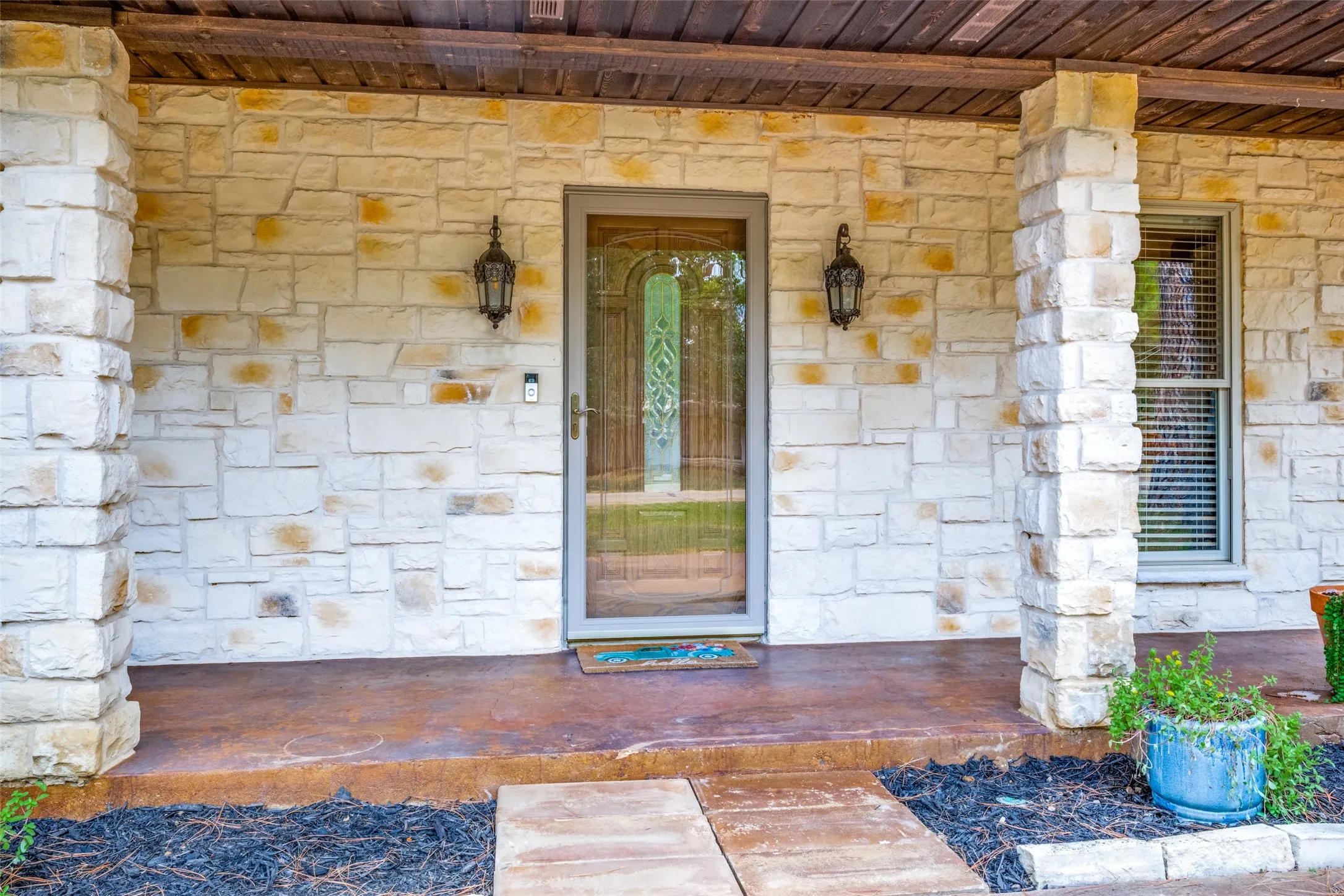 Single Family Residence For Sale in Denton County , 233 Oak Street, Highland Village, Texas 75077, 3 Bedroom, 3 Bathroom, 2 Garage spaces, 2,458 Sqft, built in 1970, mls#21369150, Real Estate Agent in Highland Village, Homes For Sale in Denton county, Homes For Sale in Highland Village, Realtor in Highland Village Texas, Real Estate Brokerage Independent Realty Texas, Luminita Cordes Realtor