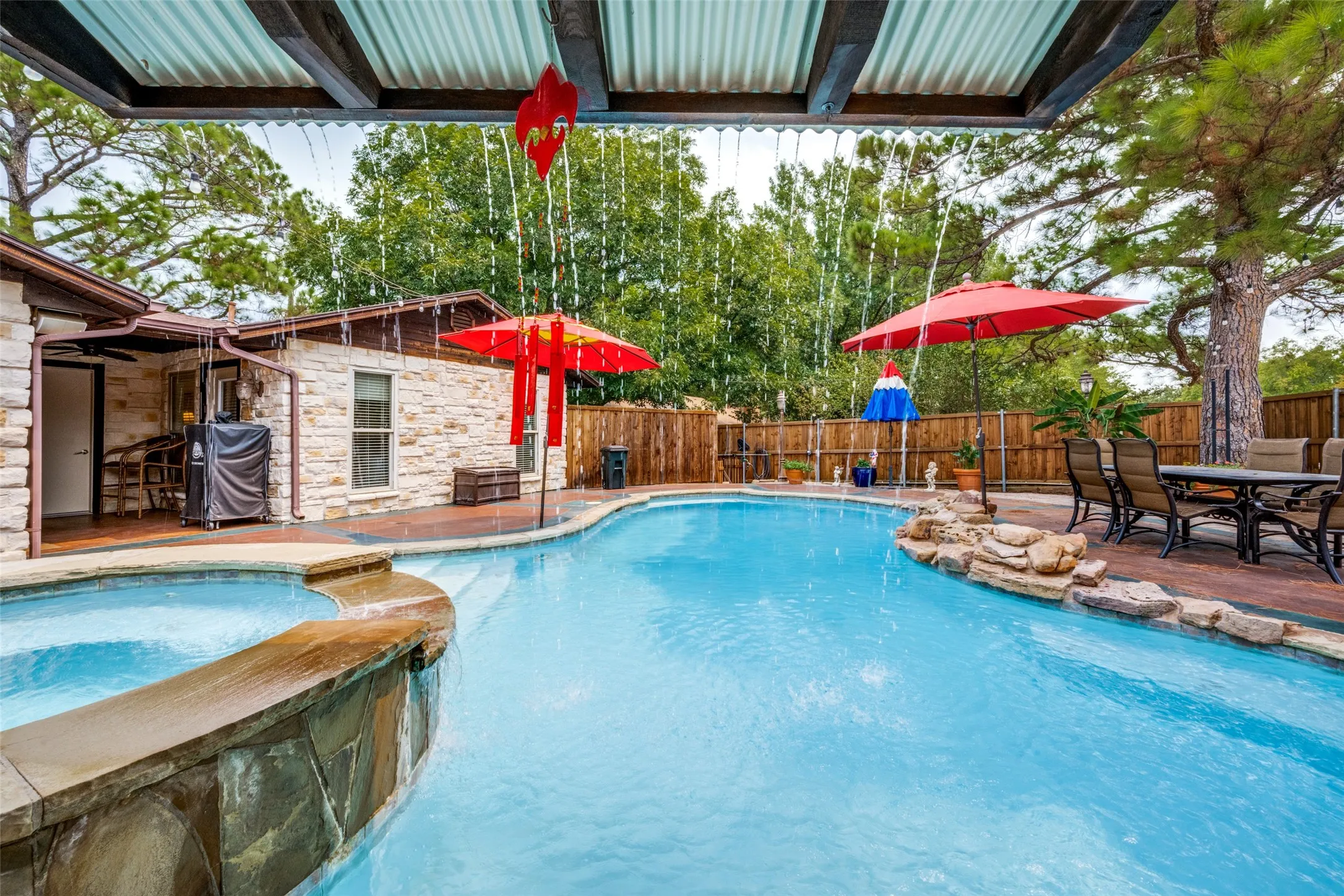 Single Family Residence For Sale in Denton County , 233 Oak Street, Highland Village, Texas 75077, 3 Bedroom, 3 Bathroom, 2 Garage spaces, 2,458 Sqft, built in 1970, mls#21369150, Real Estate Agent in Highland Village, Homes For Sale in Denton county, Homes For Sale in Highland Village, Realtor in Highland Village Texas, Real Estate Brokerage Independent Realty Texas, Luminita Cordes Realtor