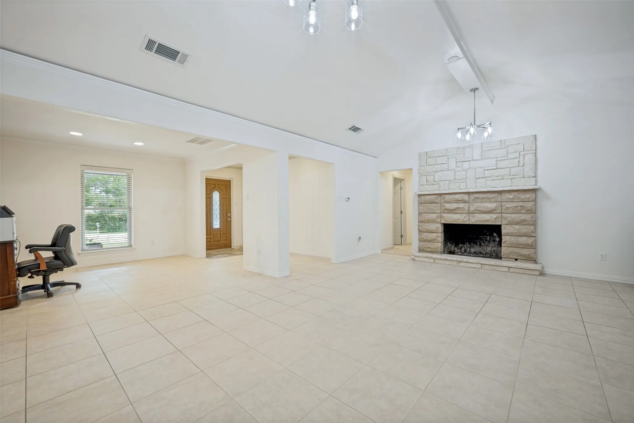 Single Family Residence For Sale in Denton County , 233 Oak Street, Highland Village, Texas 75077, 3 Bedroom, 3 Bathroom, 2 Garage spaces, 2,458 Sqft, built in 1970, mls#21369150, Real Estate Agent in Highland Village, Homes For Sale in Denton county, Homes For Sale in Highland Village, Realtor in Highland Village Texas, Real Estate Brokerage Independent Realty Texas, Luminita Cordes Realtor