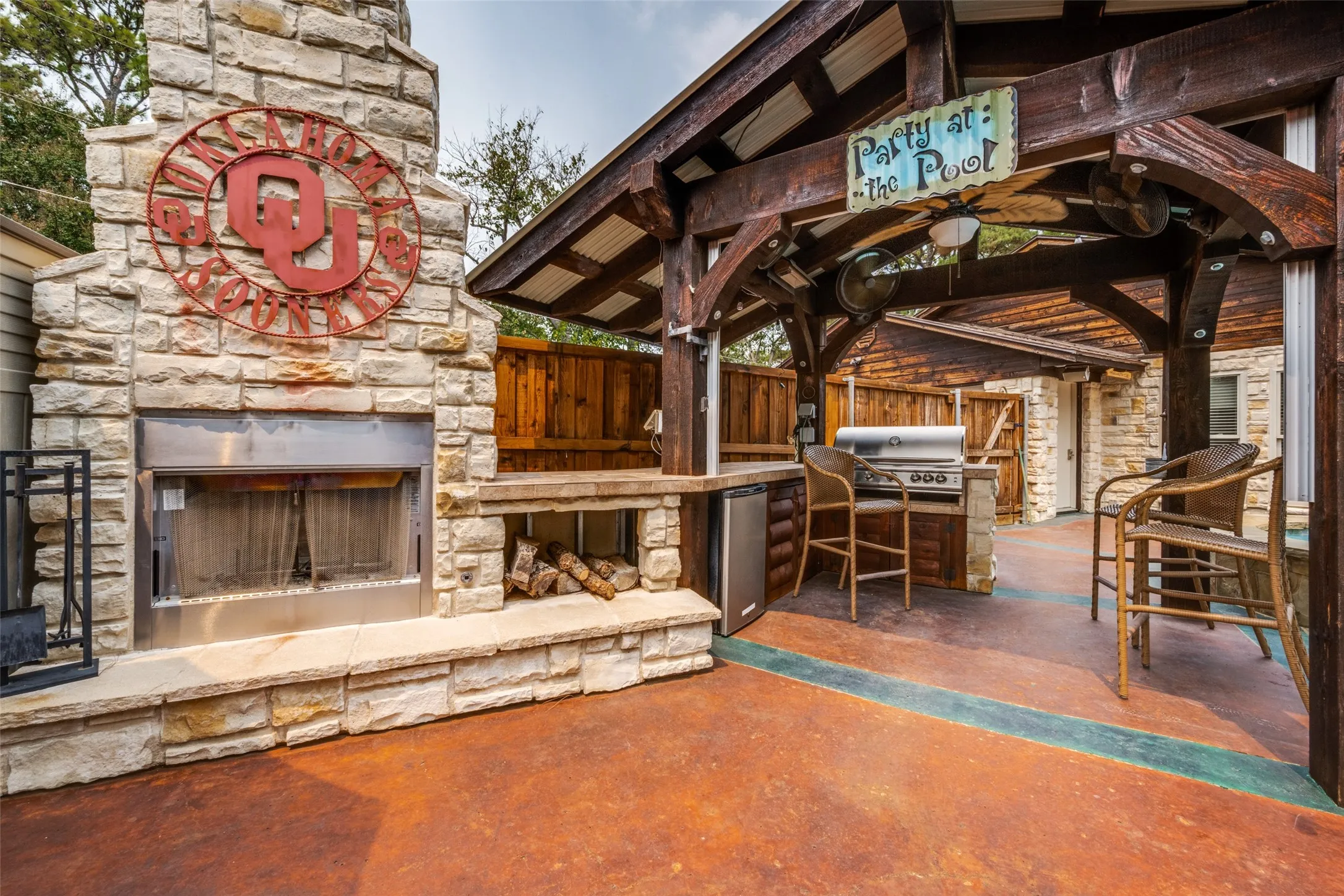 Single Family Residence For Sale in Denton County , 233 Oak Street, Highland Village, Texas 75077, 3 Bedroom, 3 Bathroom, 2 Garage spaces, 2,458 Sqft, built in 1970, mls#21369150, Real Estate Agent in Highland Village, Homes For Sale in Denton county, Homes For Sale in Highland Village, Realtor in Highland Village Texas, Real Estate Brokerage Independent Realty Texas, Luminita Cordes Realtor