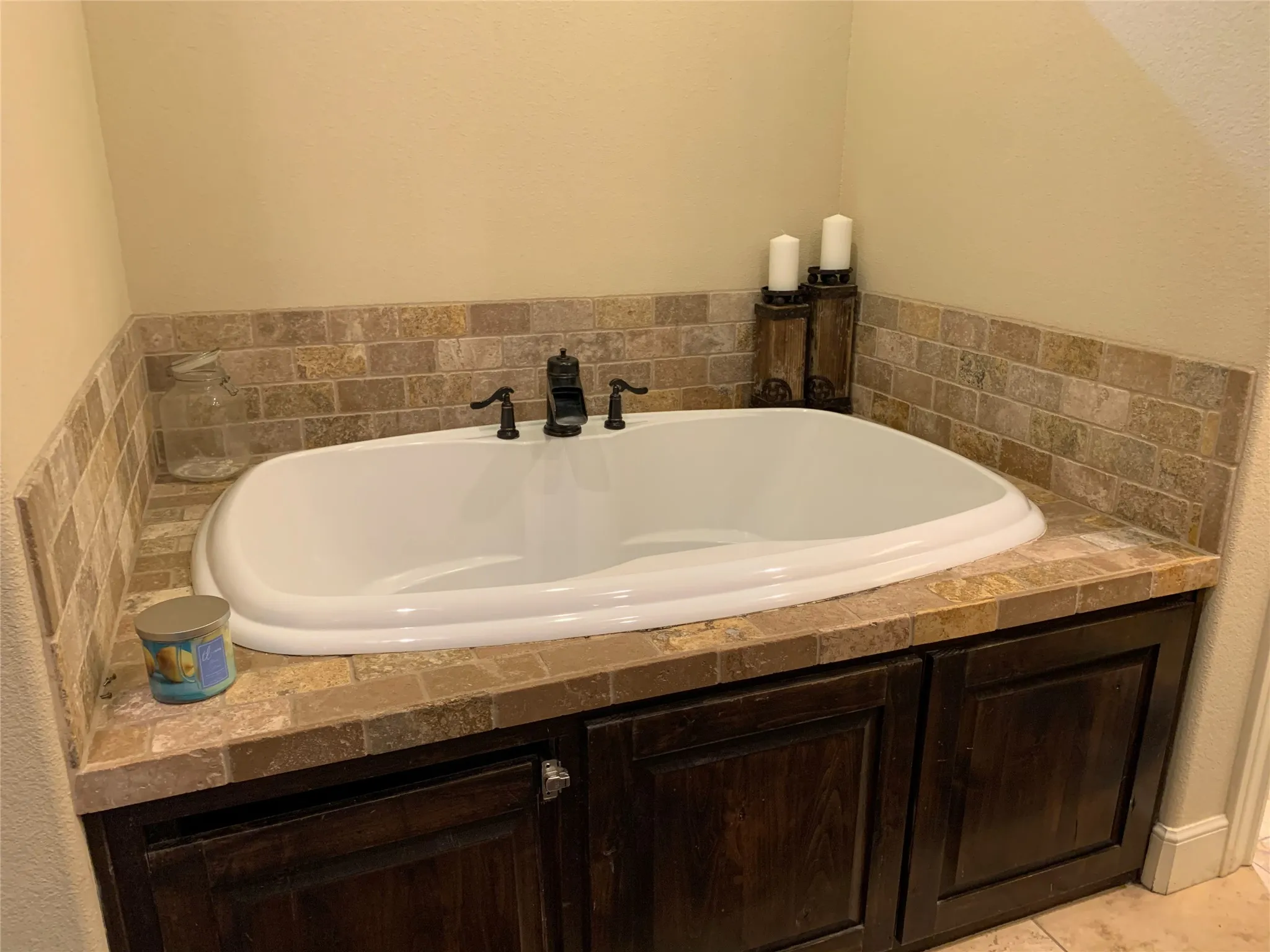 Ensuite jetted tub