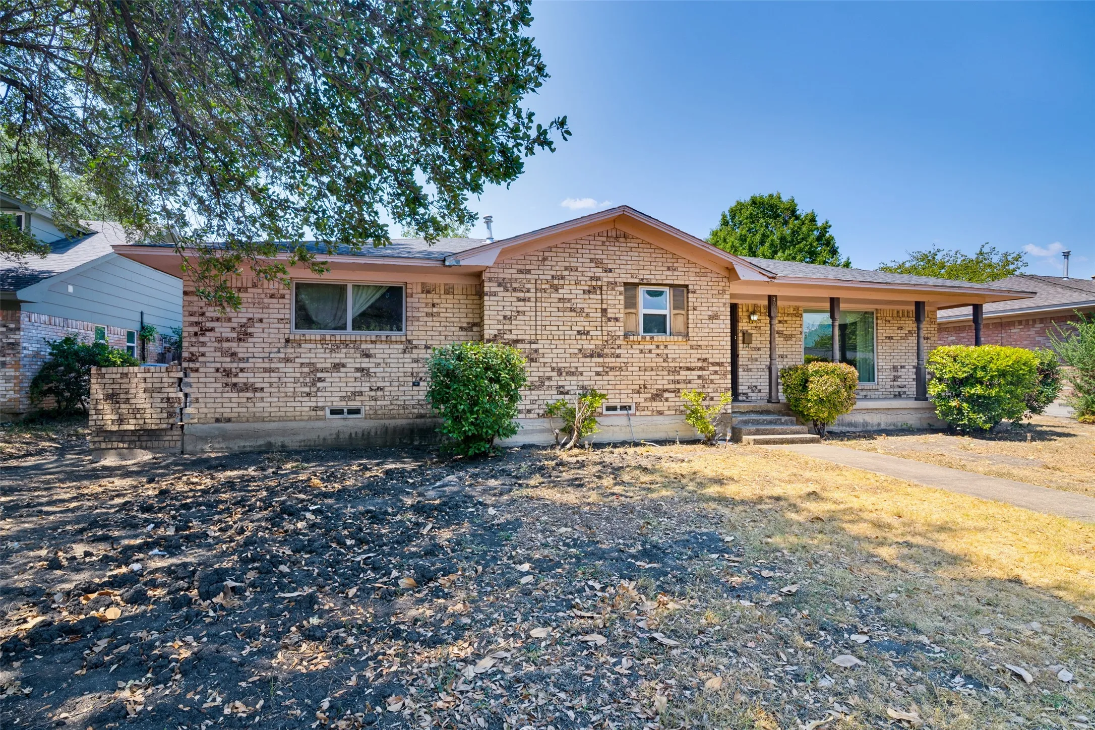 Single Family Residence For Sale in Dallas County , 3913 Mobile Drive, Garland, Texas 75041, 3 Bedroom, 2 Bathroom, 2 Garage spaces, 1,738 Sqft, built in 1967, mls#21370960, Real Estate Agent in Garland, Homes For Sale in Dallas county, Homes For Sale in Garland, Realtor in Garland Texas, Real Estate Brokerage Independent Realty Texas, Luminita Cordes Realtor
