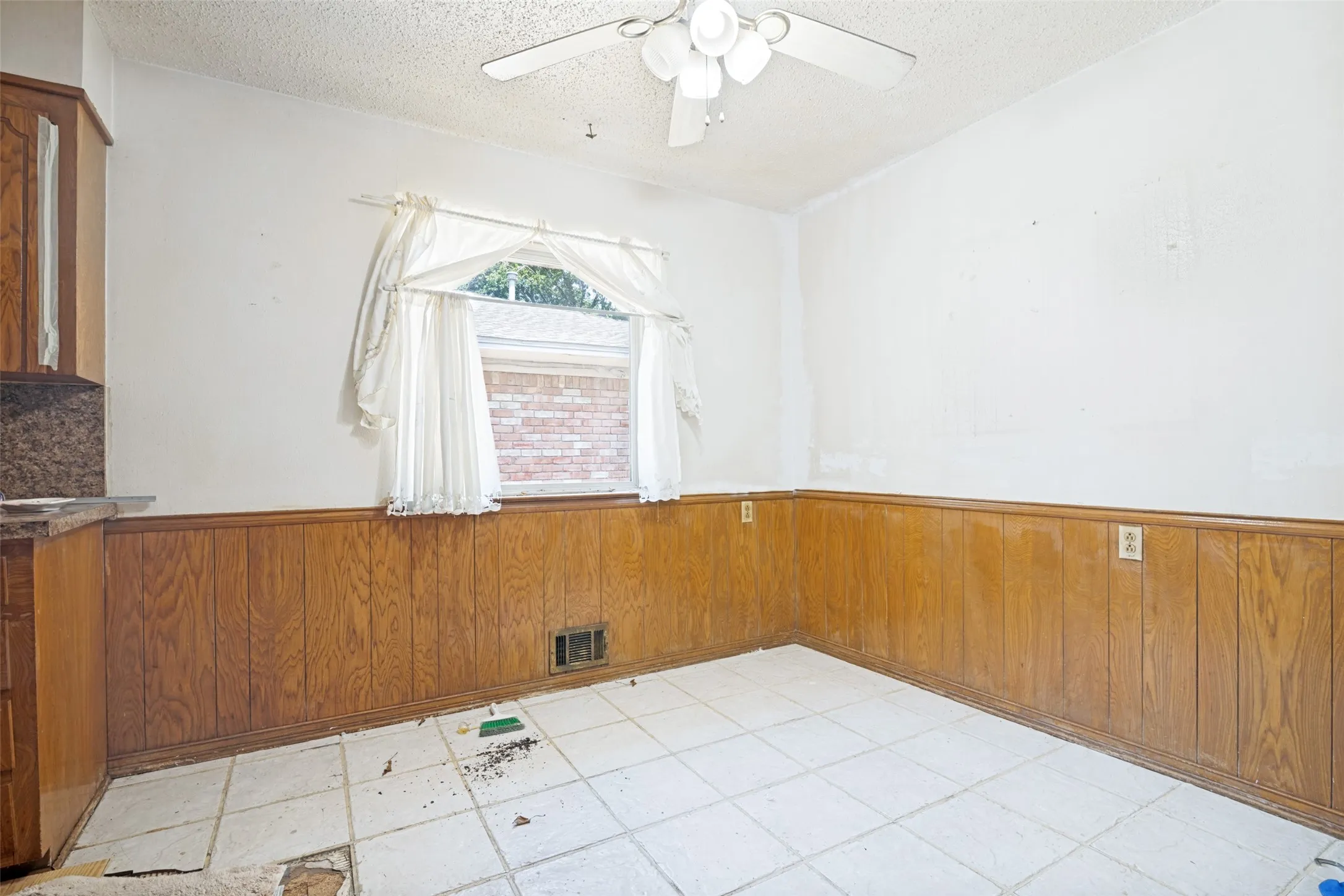 Single Family Residence For Sale in Dallas County , 3913 Mobile Drive, Garland, Texas 75041, 3 Bedroom, 2 Bathroom, 2 Garage spaces, 1,738 Sqft, built in 1967, mls#21370960, Real Estate Agent in Garland, Homes For Sale in Dallas county, Homes For Sale in Garland, Realtor in Garland Texas, Real Estate Brokerage Independent Realty Texas, Luminita Cordes Realtor