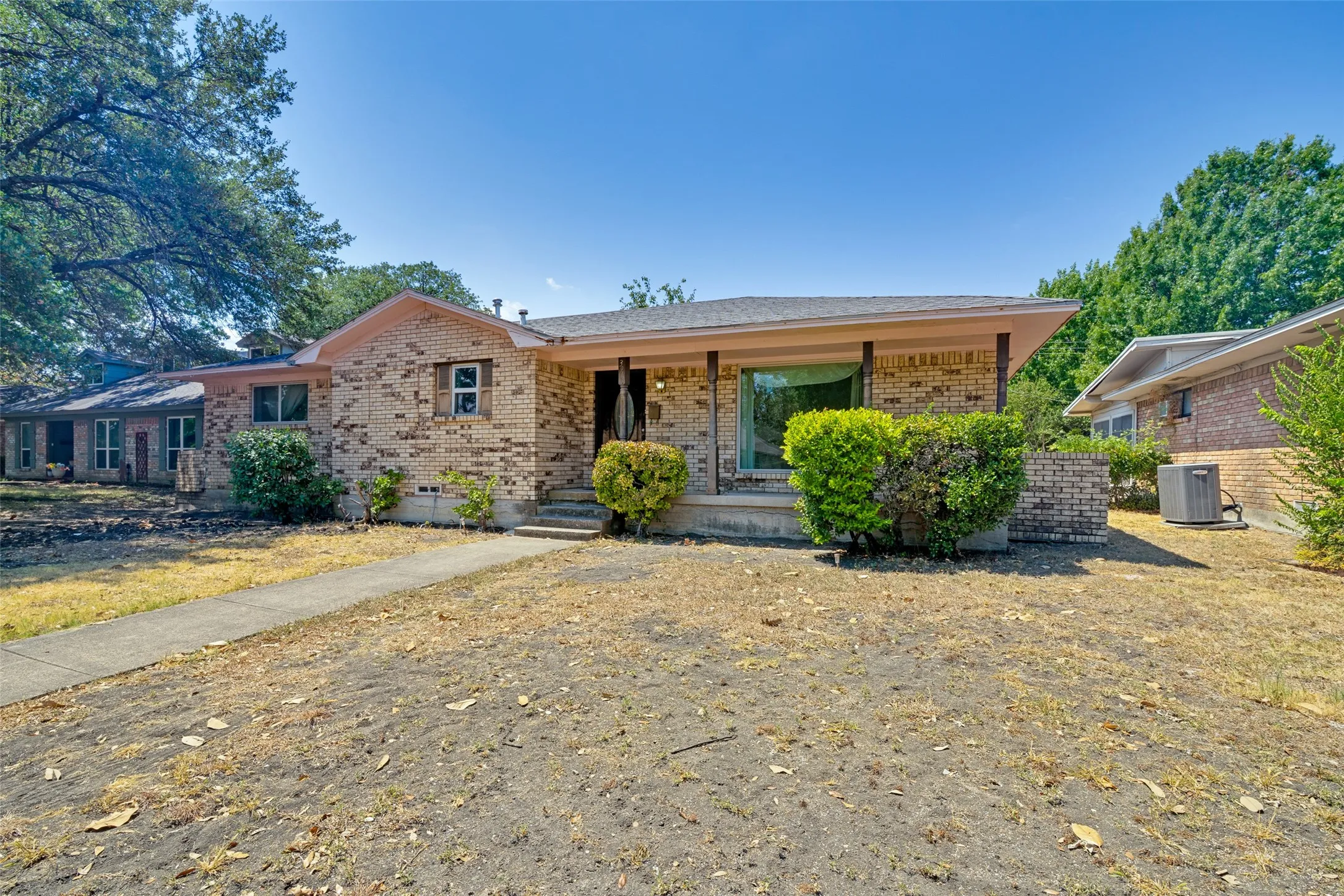 Single Family Residence For Sale in Dallas County , 3913 Mobile Drive, Garland, Texas 75041, 3 Bedroom, 2 Bathroom, 2 Garage spaces, 1,738 Sqft, built in 1967, mls#21370960, Real Estate Agent in Garland, Homes For Sale in Dallas county, Homes For Sale in Garland, Realtor in Garland Texas, Real Estate Brokerage Independent Realty Texas, Luminita Cordes Realtor