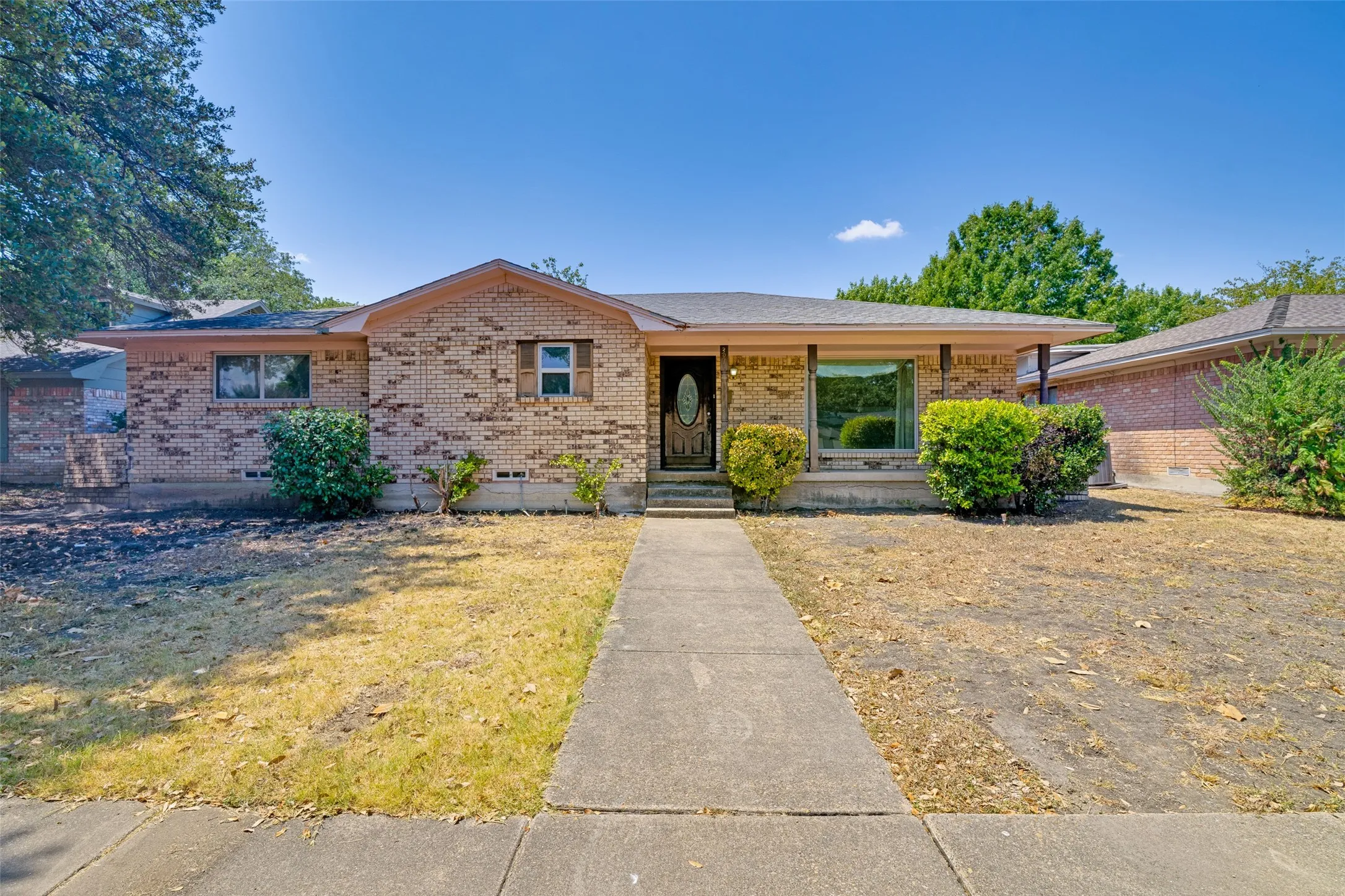 Single Family Residence For Sale in Dallas County , 3913 Mobile Drive, Garland, Texas 75041, 3 Bedroom, 2 Bathroom, 2 Garage spaces, 1,738 Sqft, built in 1967, mls#21370960, Real Estate Agent in Garland, Homes For Sale in Dallas county, Homes For Sale in Garland, Realtor in Garland Texas, Real Estate Brokerage Independent Realty Texas, Luminita Cordes Realtor