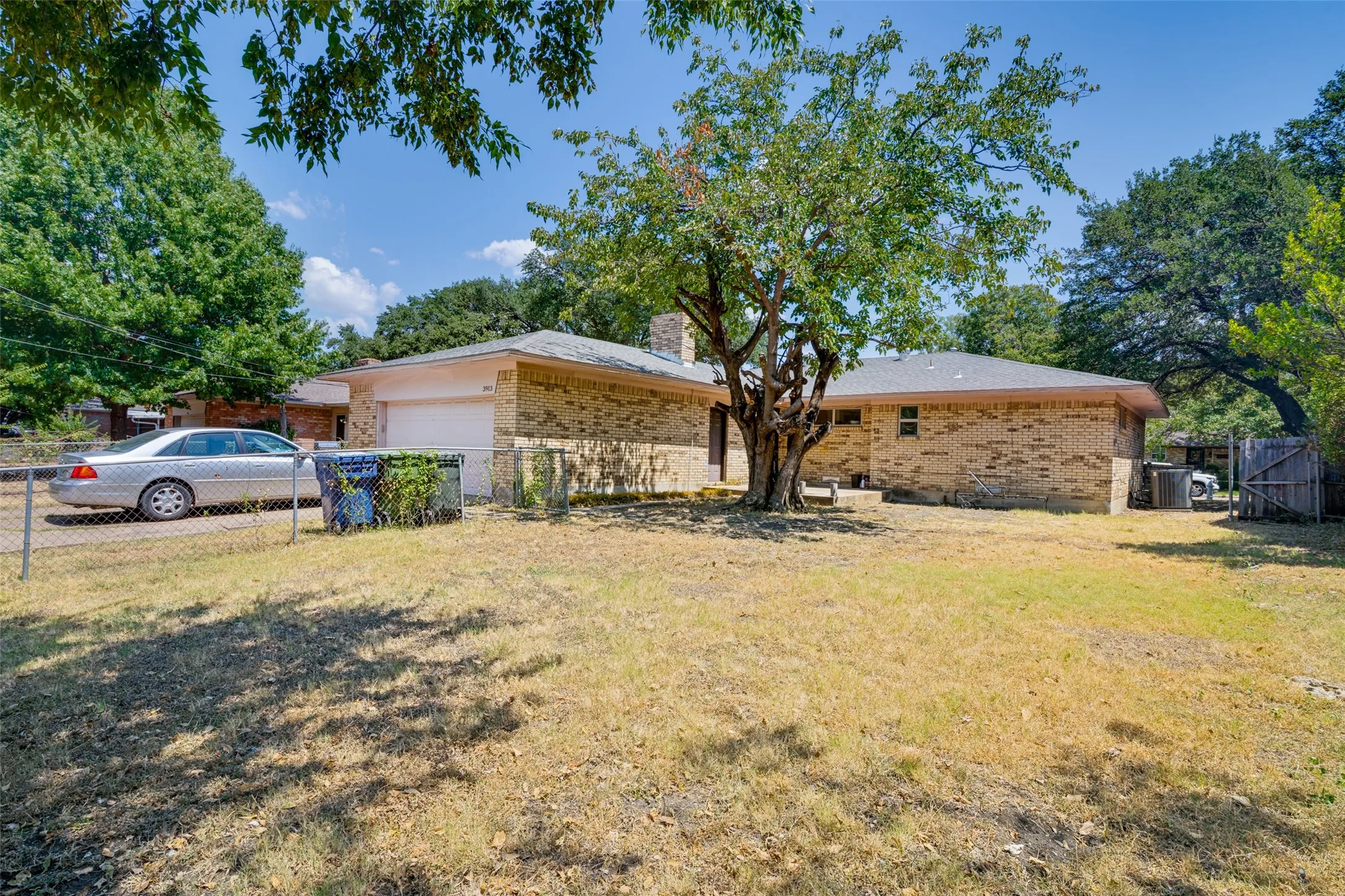 Single Family Residence For Sale in Dallas County , 3913 Mobile Drive, Garland, Texas 75041, 3 Bedroom, 2 Bathroom, 2 Garage spaces, 1,738 Sqft, built in 1967, mls#21370960, Real Estate Agent in Garland, Homes For Sale in Dallas county, Homes For Sale in Garland, Realtor in Garland Texas, Real Estate Brokerage Independent Realty Texas, Luminita Cordes Realtor