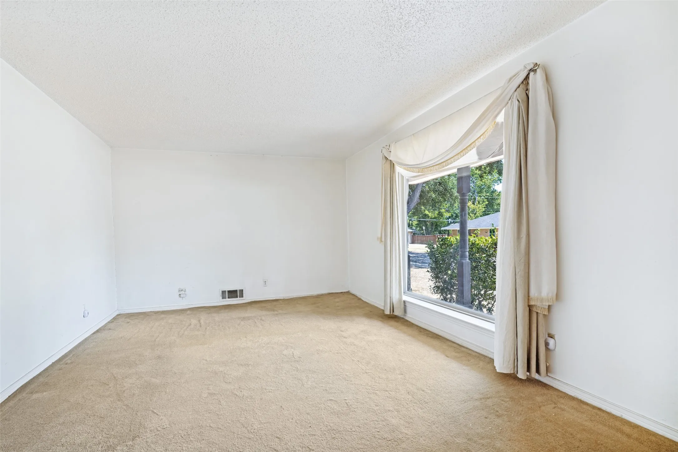 Single Family Residence For Sale in Dallas County , 3913 Mobile Drive, Garland, Texas 75041, 3 Bedroom, 2 Bathroom, 2 Garage spaces, 1,738 Sqft, built in 1967, mls#21370960, Real Estate Agent in Garland, Homes For Sale in Dallas county, Homes For Sale in Garland, Realtor in Garland Texas, Real Estate Brokerage Independent Realty Texas, Luminita Cordes Realtor