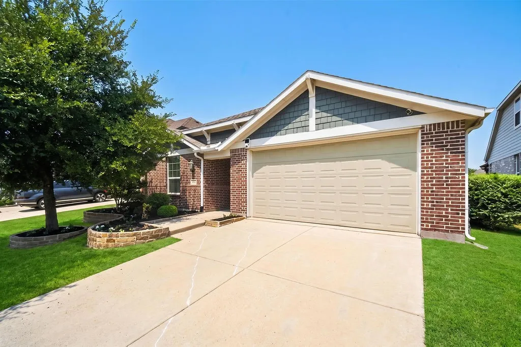 Single Family Residence For Sale in Collin County , 605 Stableford Street, Celina, Texas 75009, 4 Bedroom, 3 Bathroom, 2 Garage spaces, 2,123 Sqft, built in 2015, mls#21369398, Real Estate Agent in Celina, Homes For Sale in Collin county, Homes For Sale in Celina, Realtor in Celina Texas, Real Estate Brokerage Independent Realty Texas, Luminita Cordes Realtor