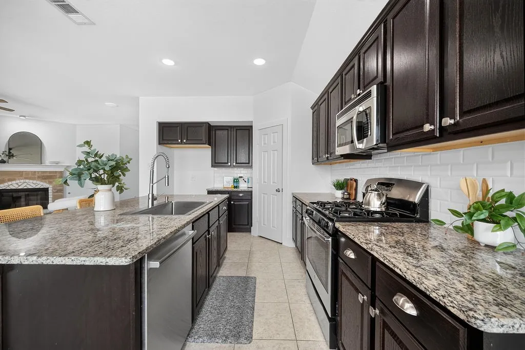 Single Family Residence For Sale in Collin County , 605 Stableford Street, Celina, Texas 75009, 4 Bedroom, 3 Bathroom, 2 Garage spaces, 2,123 Sqft, built in 2015, mls#21369398, Real Estate Agent in Celina, Homes For Sale in Collin county, Homes For Sale in Celina, Realtor in Celina Texas, Real Estate Brokerage Independent Realty Texas, Luminita Cordes Realtor
