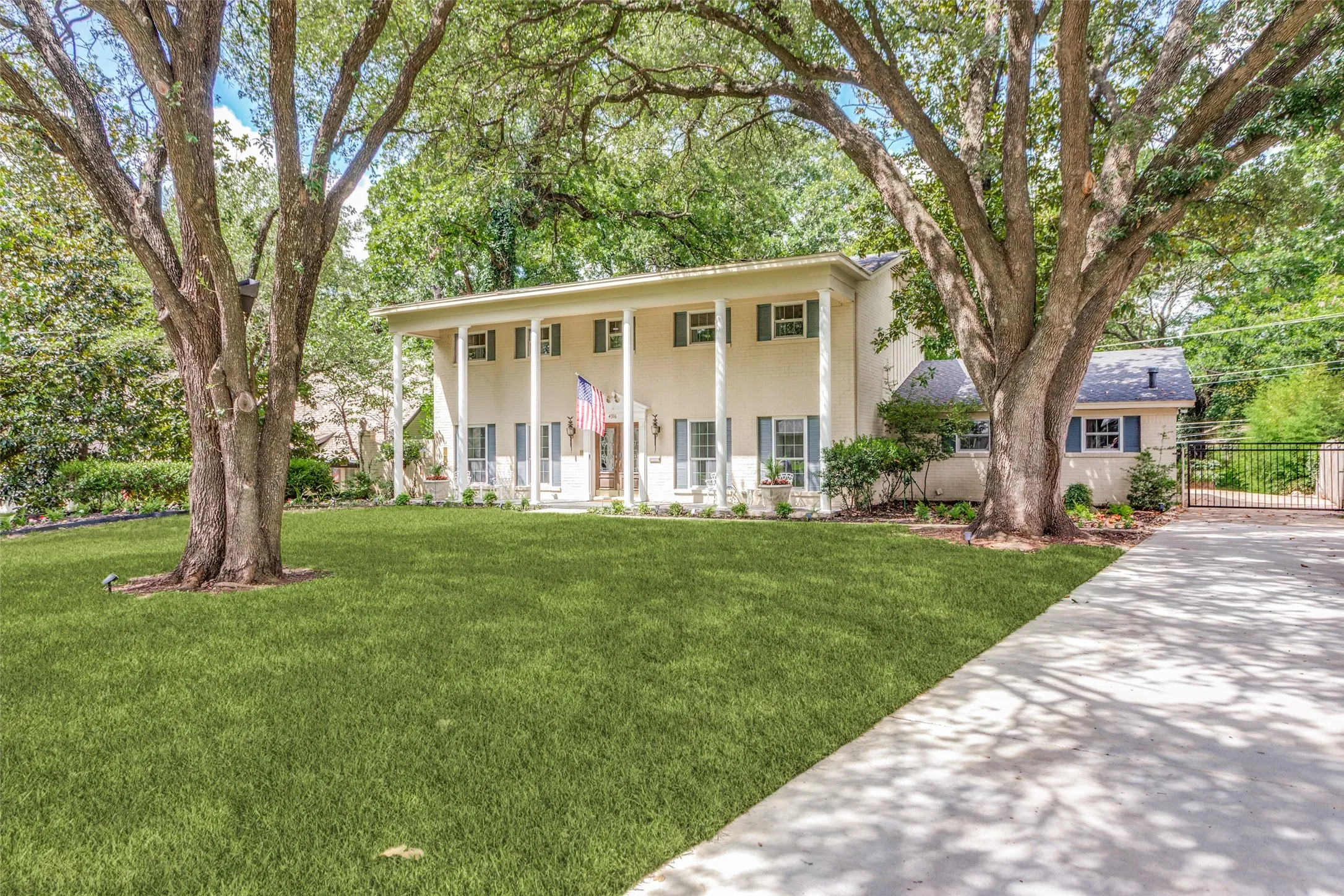 Single Family Residence For Sale in Tarrant County , 4316 Springbranch Drive, Benbrook, Texas 76116, 4 Bedroom, 4 Bathroom, 2 Garage spaces, 3,187 Sqft, built in 1965, mls#21370981, Real Estate Agent in Benbrook, Homes For Sale in Tarrant county, Homes For Sale in Benbrook, Realtor in Benbrook Texas, Real Estate Brokerage Independent Realty Texas, Luminita Cordes Realtor