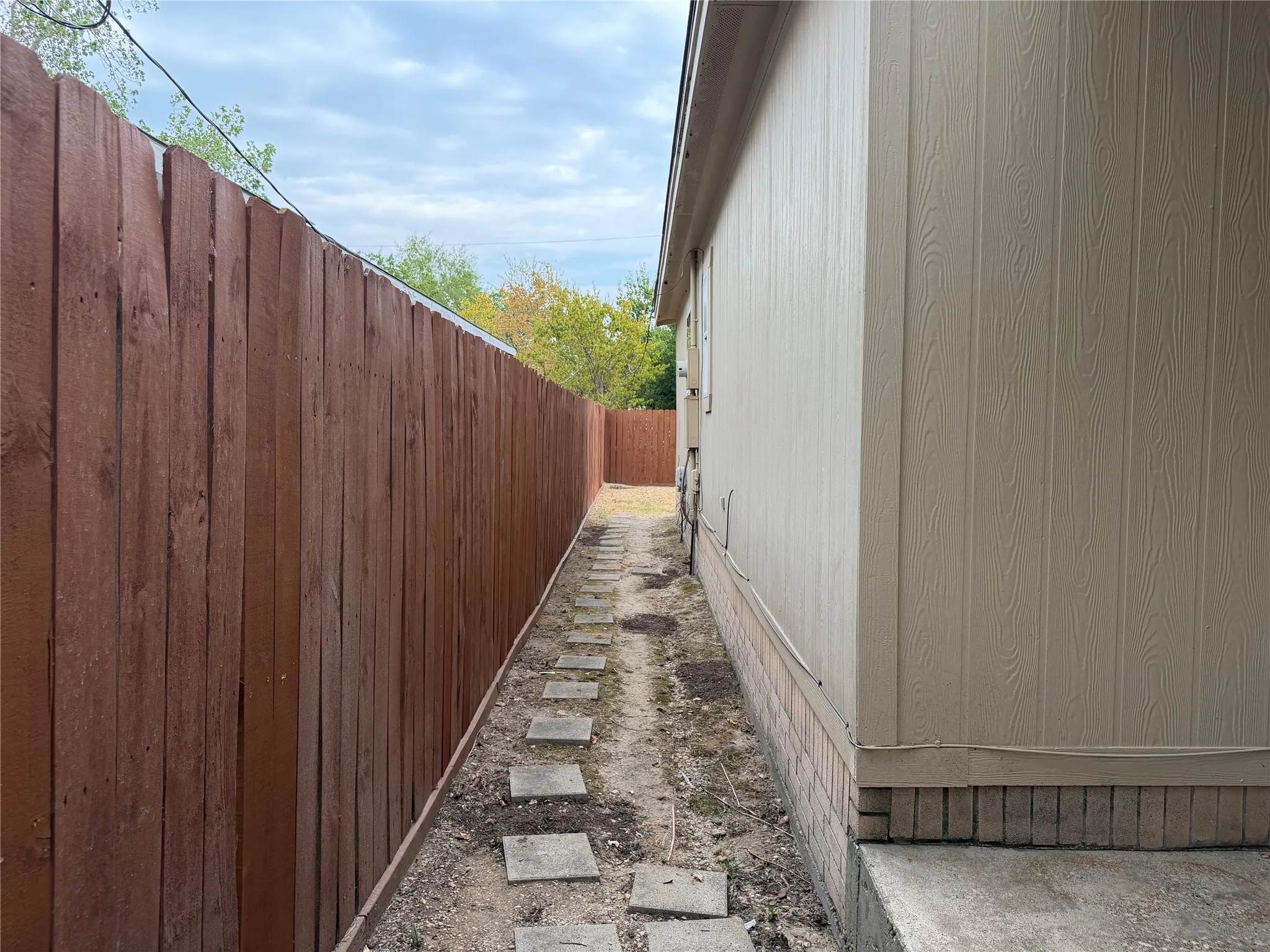 Single Family Residence For Rent in Dallas County , 13755 Biggs Street, Dallas, Texas 75253, 3 Bedroom, 2 Bathroom, Garage spaces, 1,195 Sqft, built in 2001, mls#21370989, Real Estate Agent in Dallas, Homes For Rent in Dallas county, Homes For Rent in Dallas, Realtor in Dallas Texas, Real Estate Brokerage Independent Realty Texas, Luminita Cordes Realtor