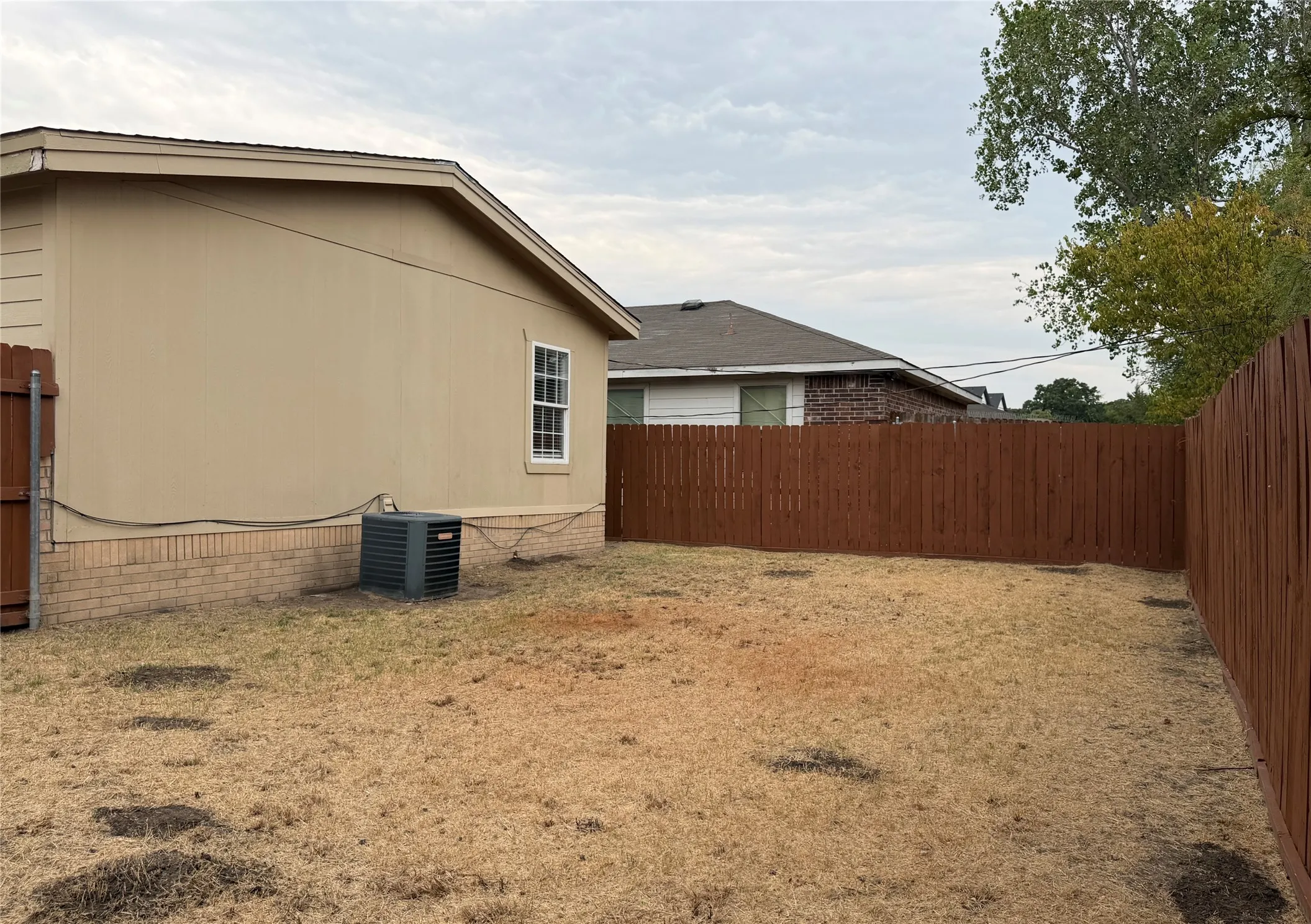 Single Family Residence For Rent in Dallas County , 13755 Biggs Street, Dallas, Texas 75253, 3 Bedroom, 2 Bathroom, Garage spaces, 1,195 Sqft, built in 2001, mls#21370989, Real Estate Agent in Dallas, Homes For Rent in Dallas county, Homes For Rent in Dallas, Realtor in Dallas Texas, Real Estate Brokerage Independent Realty Texas, Luminita Cordes Realtor