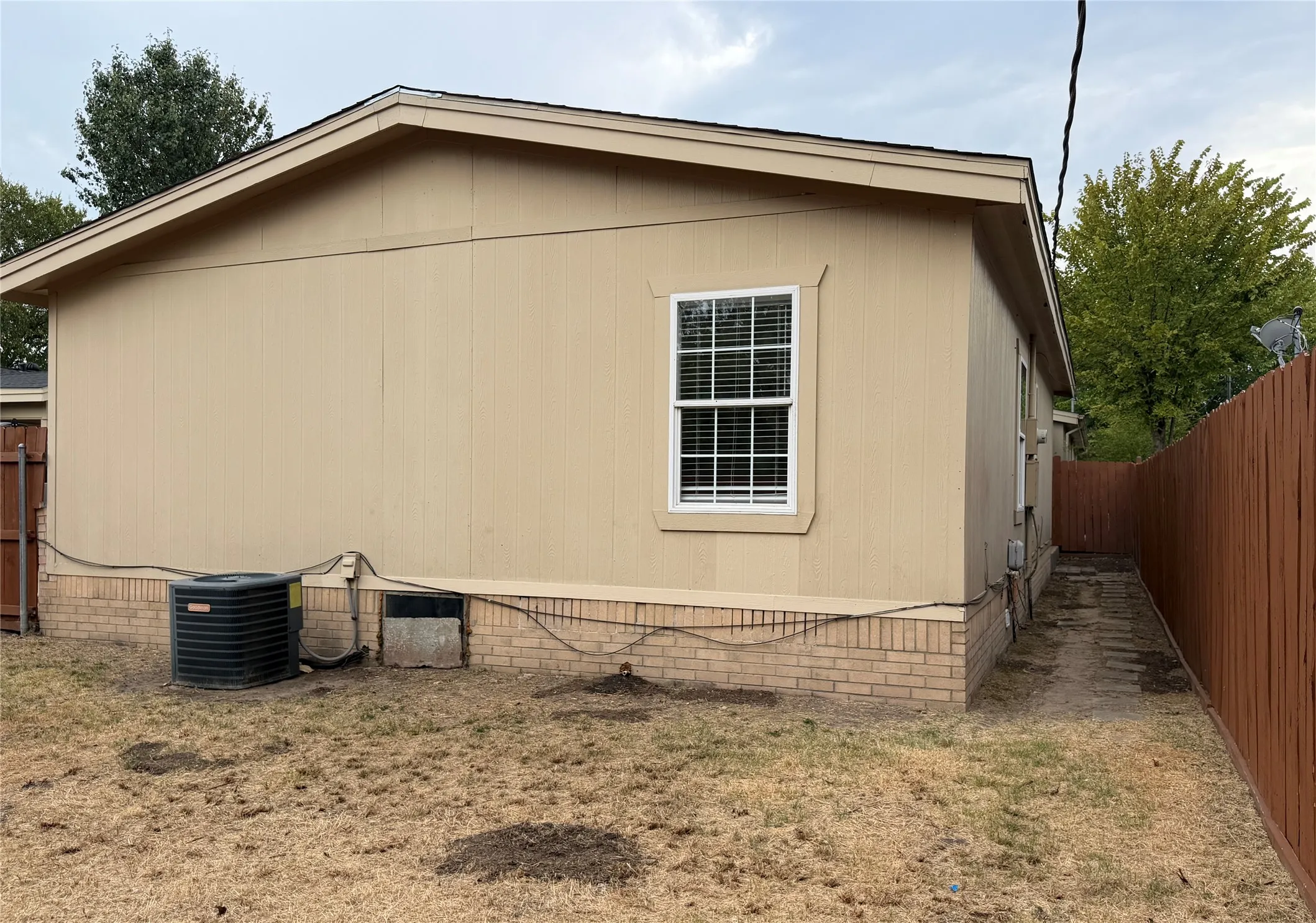 Single Family Residence For Rent in Dallas County , 13755 Biggs Street, Dallas, Texas 75253, 3 Bedroom, 2 Bathroom, Garage spaces, 1,195 Sqft, built in 2001, mls#21370989, Real Estate Agent in Dallas, Homes For Rent in Dallas county, Homes For Rent in Dallas, Realtor in Dallas Texas, Real Estate Brokerage Independent Realty Texas, Luminita Cordes Realtor