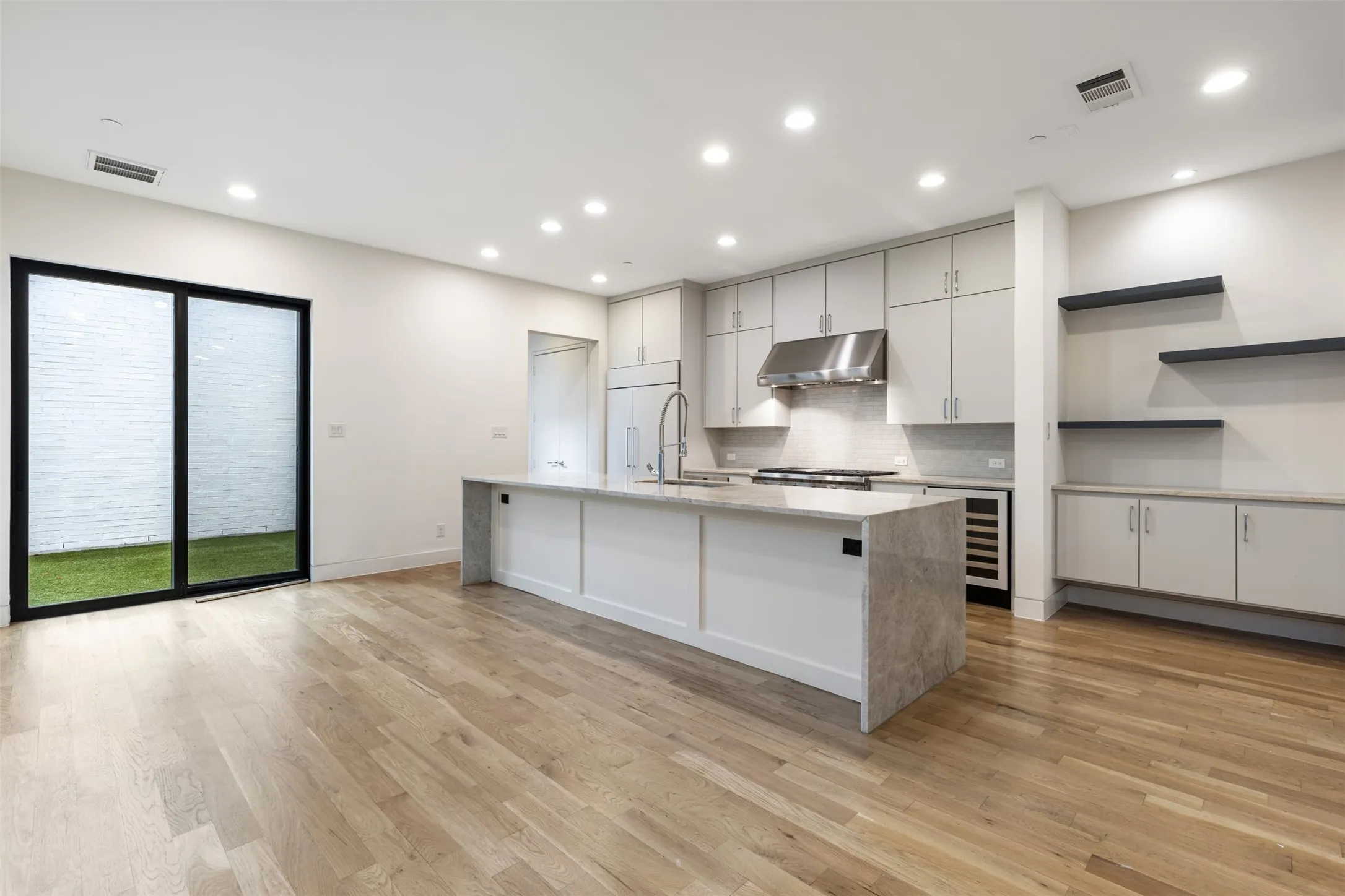 Single Family Residence For Sale in Dallas County , 3526 Asbury Street, University Park, Texas 75205, 4 Bedroom, 5 Bathroom, 2 Garage spaces, 3,804 Sqft, built in 2020, mls#21370961, Real Estate Agent in University Park, Homes For Sale in Dallas county, Homes For Sale in University Park, Realtor in University Park Texas, Real Estate Brokerage Independent Realty Texas, Luminita Cordes Realtor