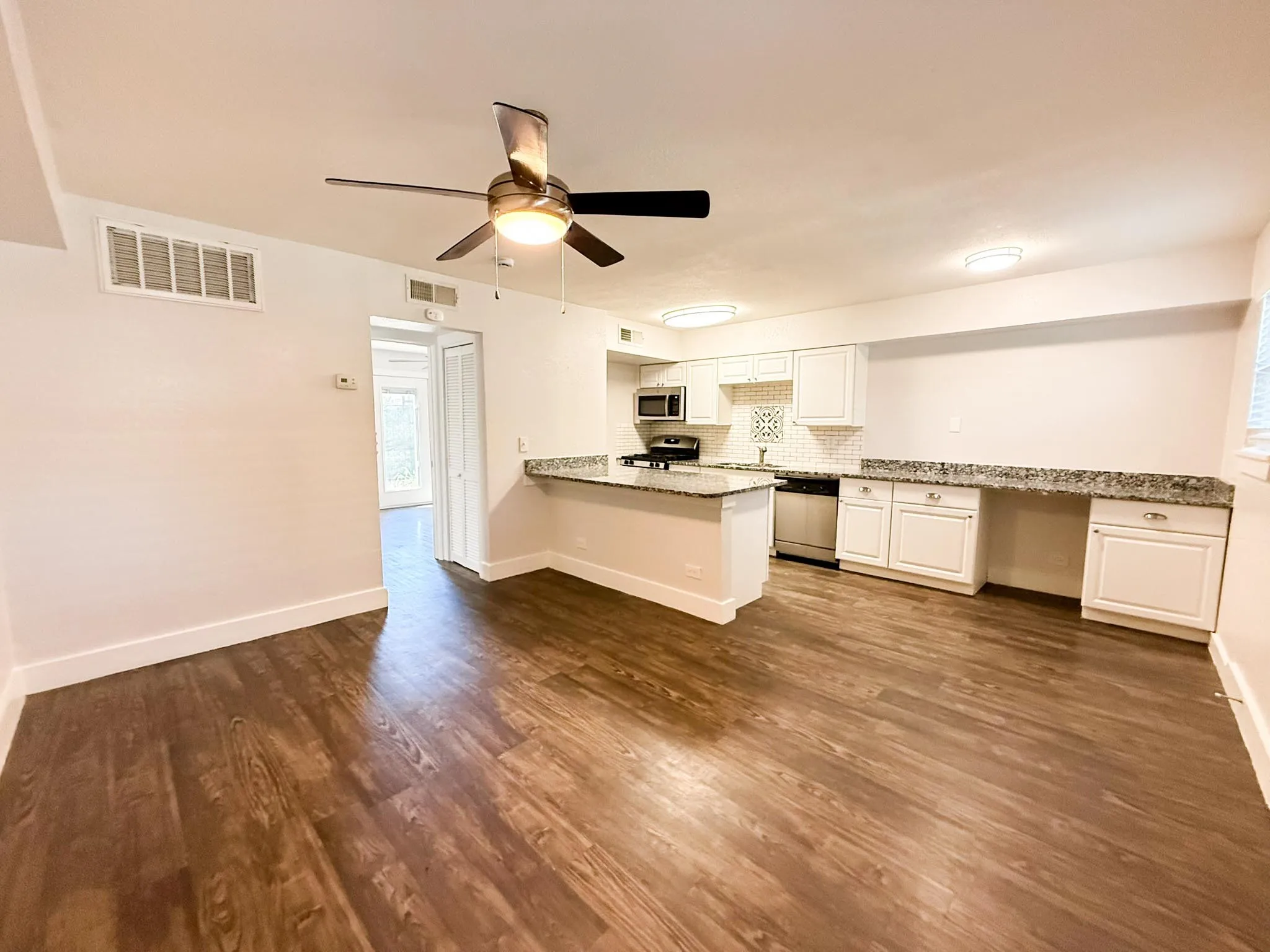 Apartment For Rent in Tarrant County , 5928 Fletcher Avenue 8, Fort Worth, Texas 76107, 1 Bedroom, 1 Bathroom, Garage spaces, 588 Sqft, built in 1965, mls#21370991, Real Estate Agent in Fort Worth, Homes For Rent in Tarrant county, Homes For Rent in Fort Worth, Realtor in Fort Worth Texas, Real Estate Brokerage Independent Realty Texas, Luminita Cordes Realtor