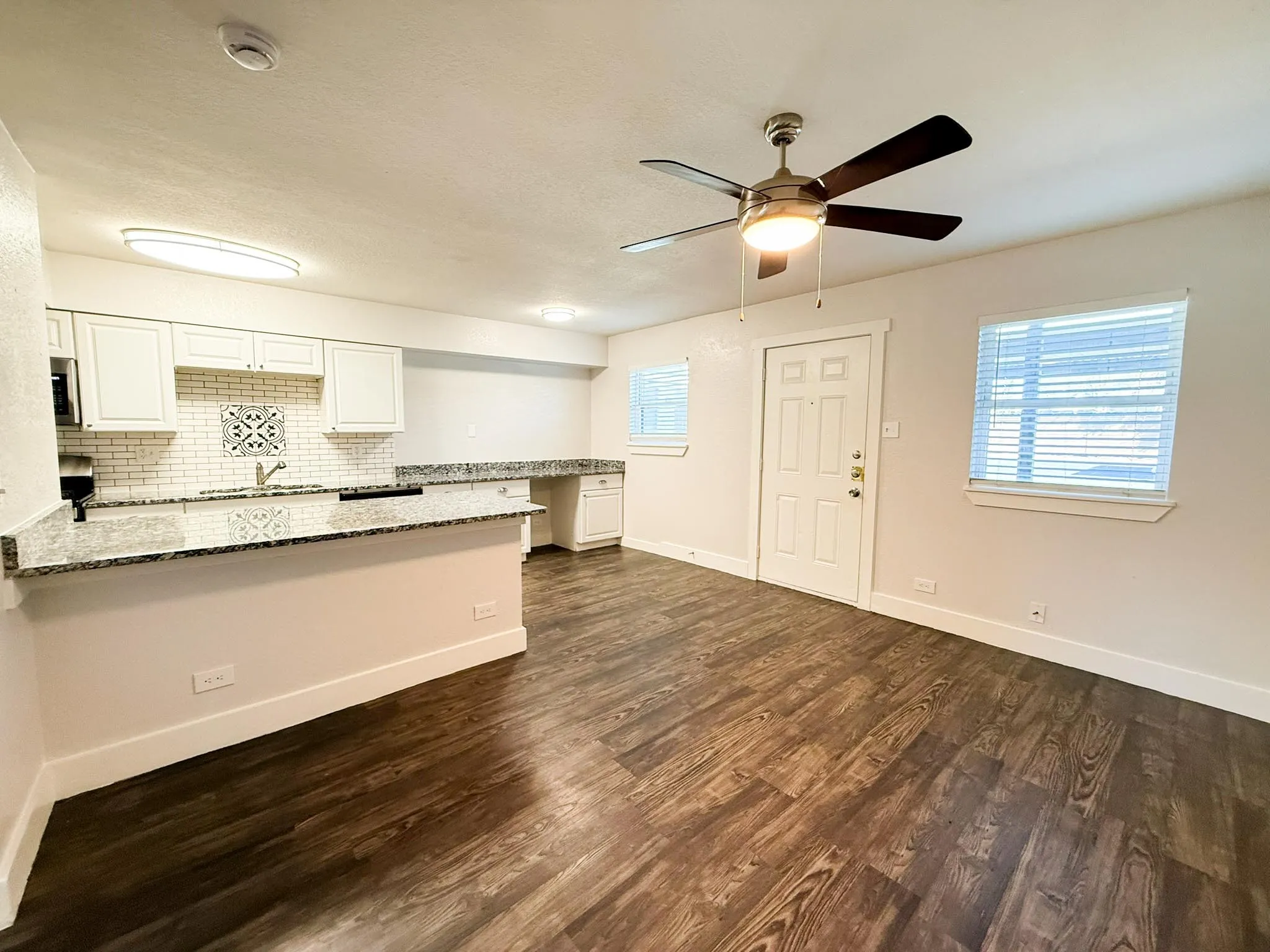 Apartment For Rent in Tarrant County , 5928 Fletcher Avenue 8, Fort Worth, Texas 76107, 1 Bedroom, 1 Bathroom, Garage spaces, 588 Sqft, built in 1965, mls#21370991, Real Estate Agent in Fort Worth, Homes For Rent in Tarrant county, Homes For Rent in Fort Worth, Realtor in Fort Worth Texas, Real Estate Brokerage Independent Realty Texas, Luminita Cordes Realtor