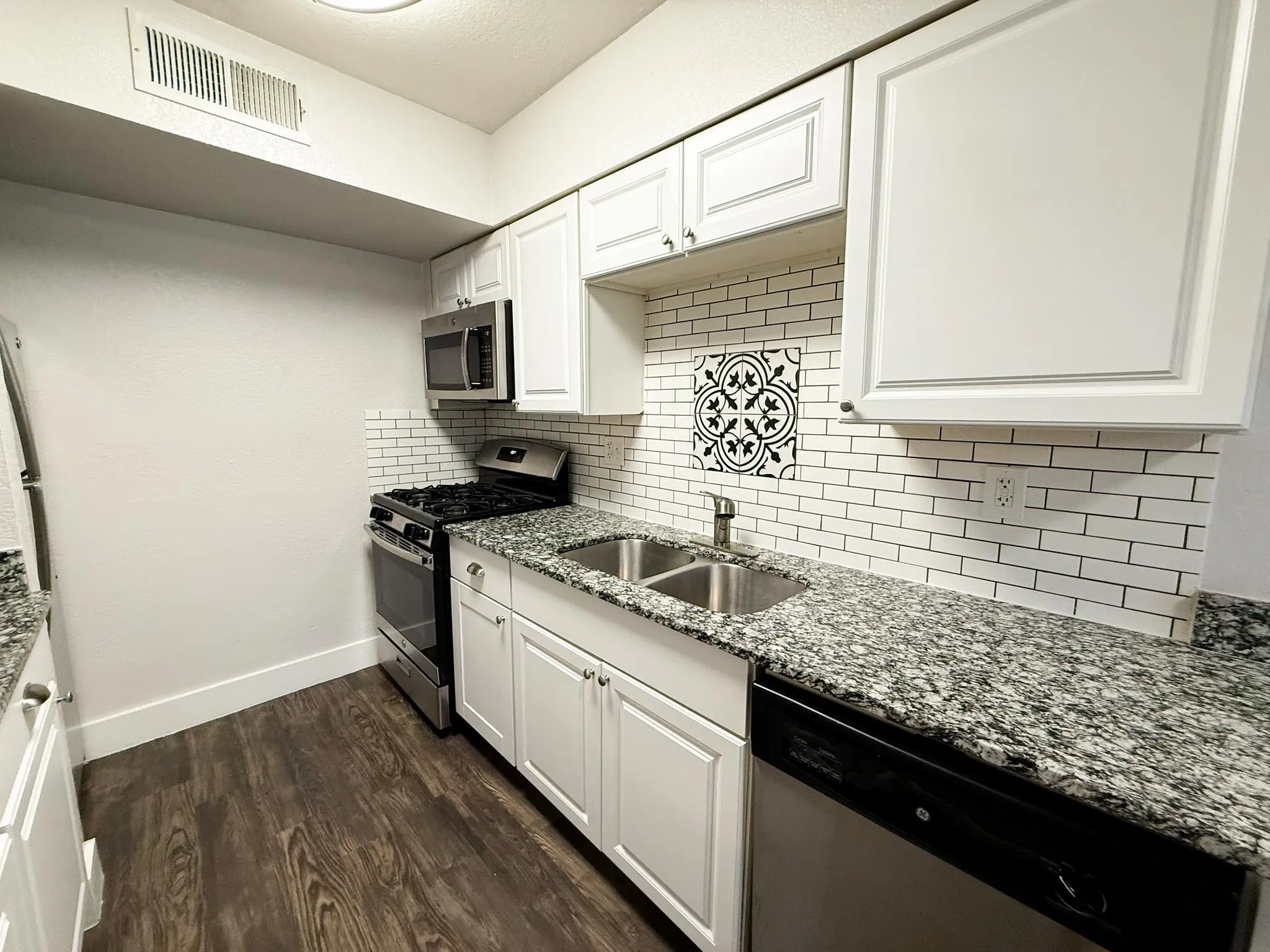 Apartment For Rent in Tarrant County , 5928 Fletcher Avenue 8, Fort Worth, Texas 76107, 1 Bedroom, 1 Bathroom, Garage spaces, 588 Sqft, built in 1965, mls#21370991, Real Estate Agent in Fort Worth, Homes For Rent in Tarrant county, Homes For Rent in Fort Worth, Realtor in Fort Worth Texas, Real Estate Brokerage Independent Realty Texas, Luminita Cordes Realtor