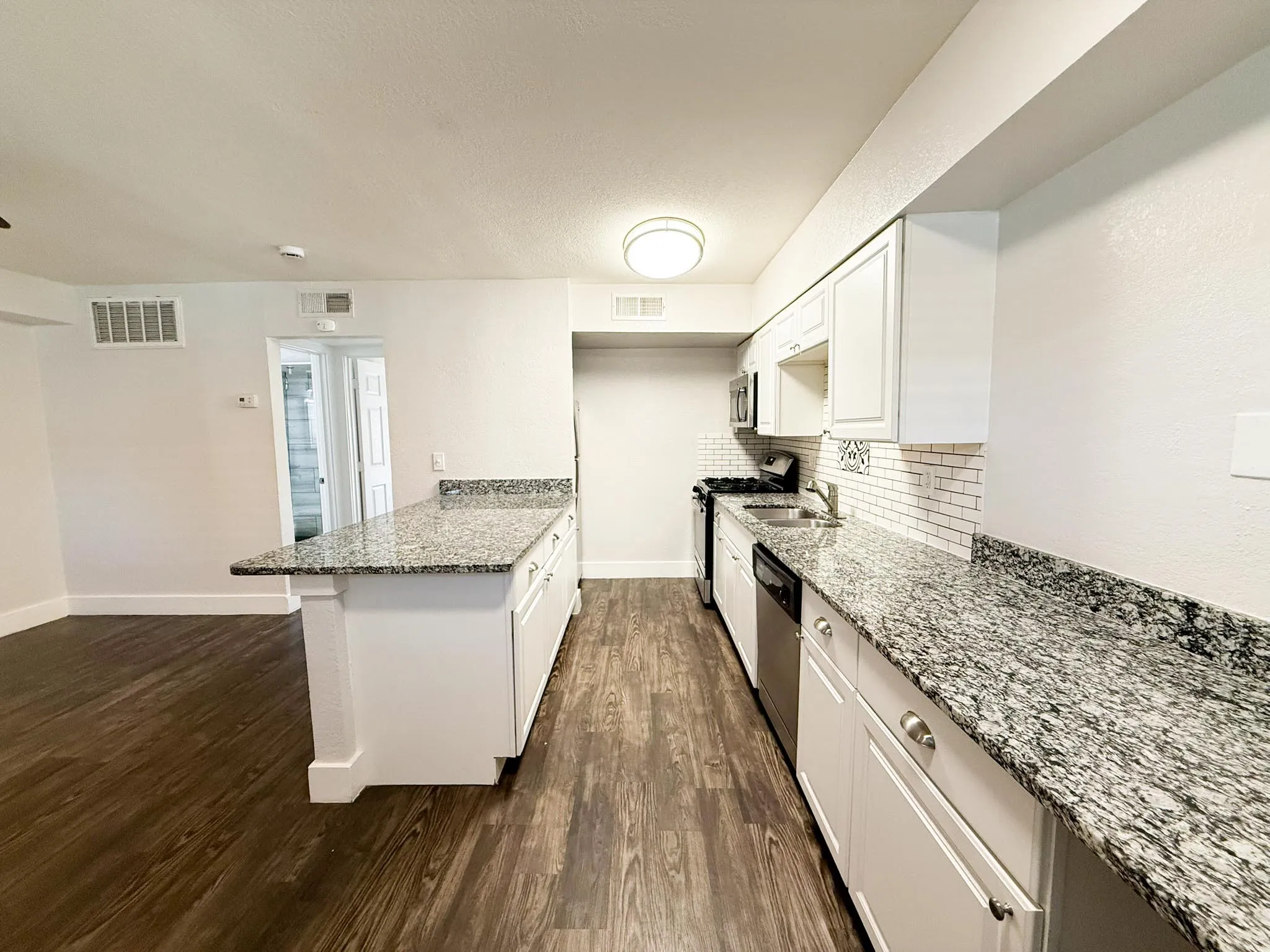 Apartment For Rent in Tarrant County , 5928 Fletcher Avenue 8, Fort Worth, Texas 76107, 1 Bedroom, 1 Bathroom, Garage spaces, 588 Sqft, built in 1965, mls#21370991, Real Estate Agent in Fort Worth, Homes For Rent in Tarrant county, Homes For Rent in Fort Worth, Realtor in Fort Worth Texas, Real Estate Brokerage Independent Realty Texas, Luminita Cordes Realtor