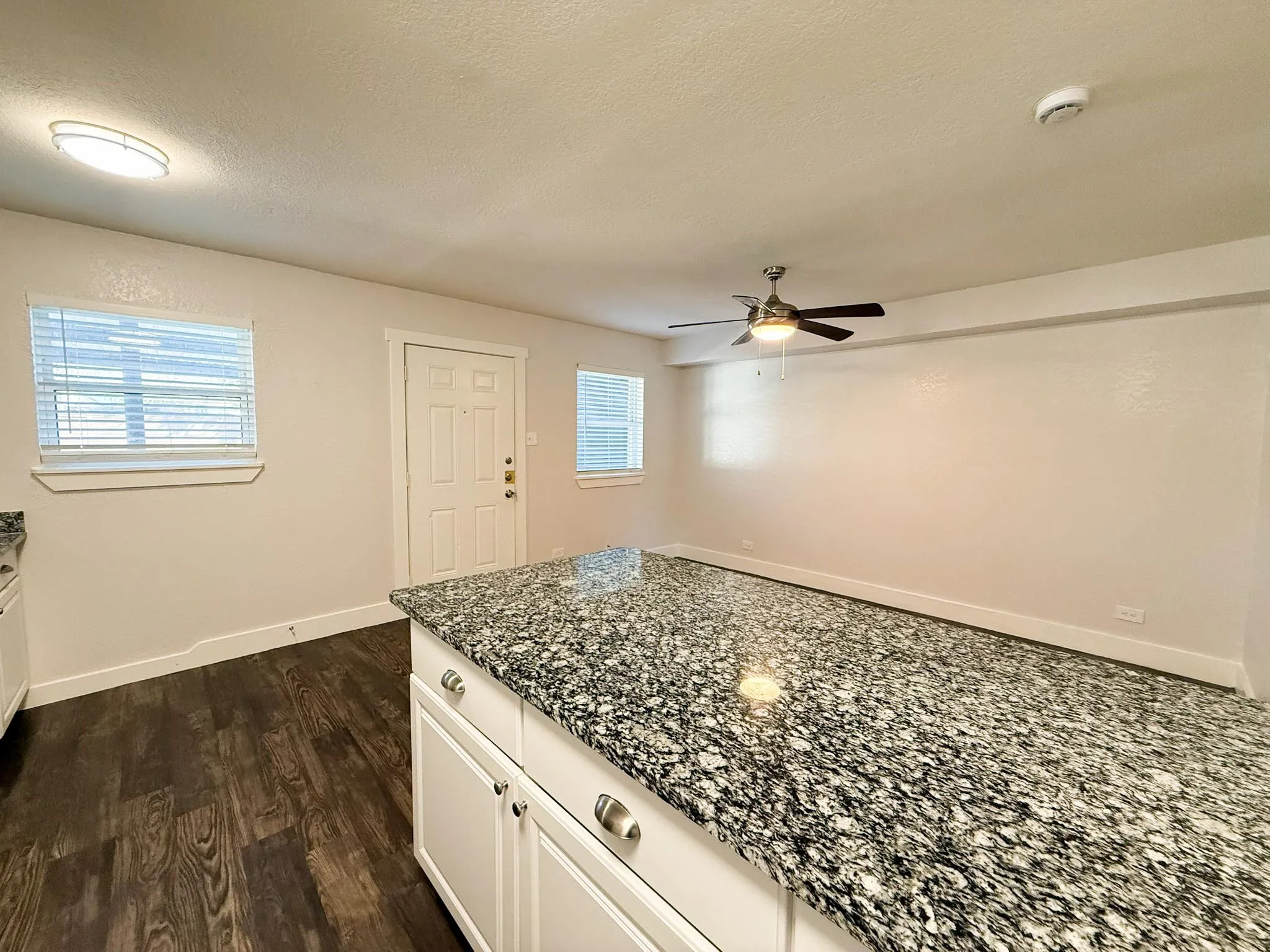 Apartment For Rent in Tarrant County , 5928 Fletcher Avenue 8, Fort Worth, Texas 76107, 1 Bedroom, 1 Bathroom, Garage spaces, 588 Sqft, built in 1965, mls#21370991, Real Estate Agent in Fort Worth, Homes For Rent in Tarrant county, Homes For Rent in Fort Worth, Realtor in Fort Worth Texas, Real Estate Brokerage Independent Realty Texas, Luminita Cordes Realtor