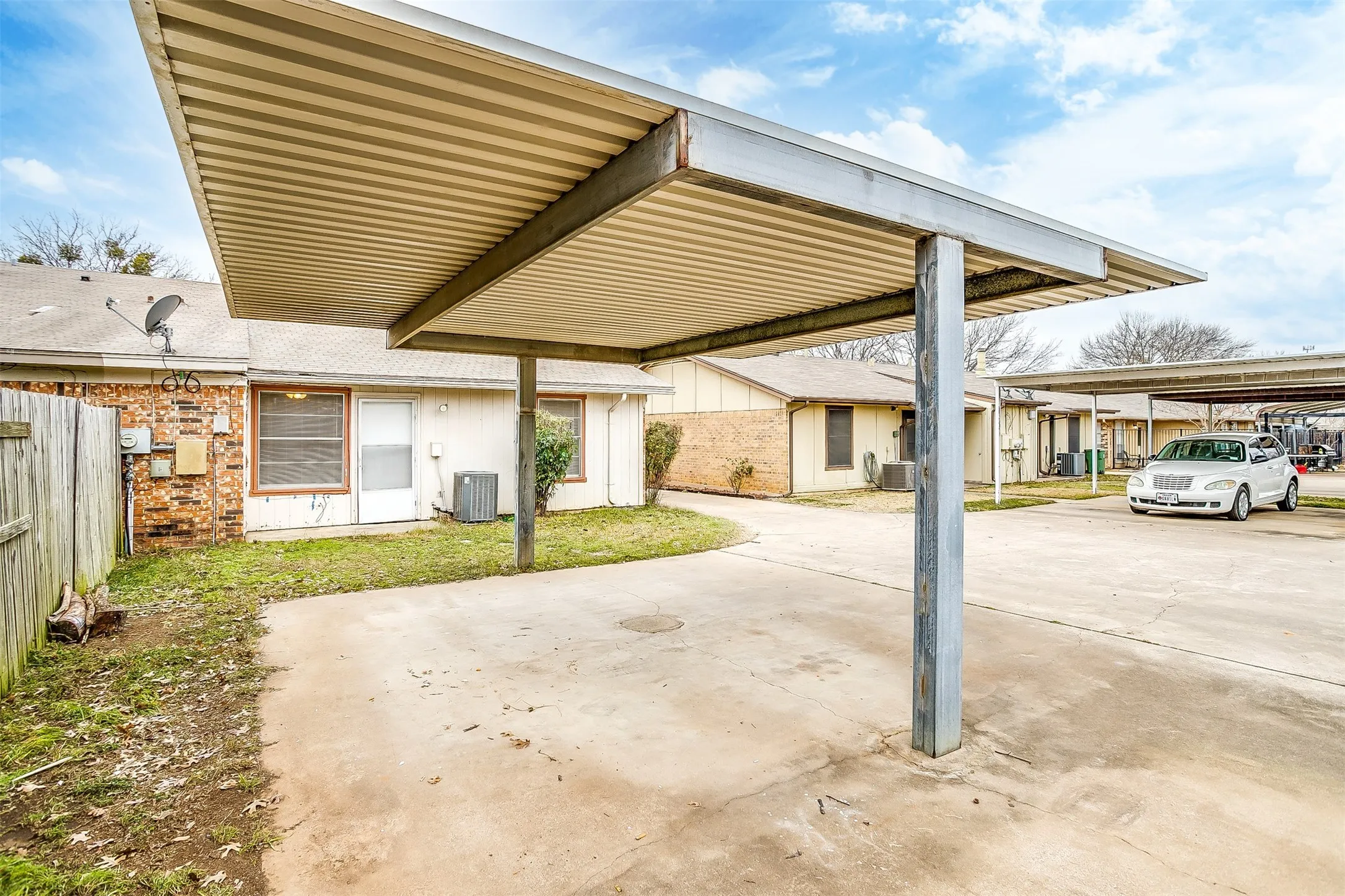 Duplex For Rent in Tarrant County , 2521 Indigo Lane, Arlington, Texas 76015, 2 Bedroom, 1 Bathroom, 2 Garage spaces, 1,014 Sqft, built in 1982, mls#21370835, Real Estate Agent in Arlington, Homes For Rent in Tarrant county, Homes For Rent in Arlington, Realtor in Arlington Texas, Real Estate Brokerage Independent Realty Texas, Luminita Cordes Realtor