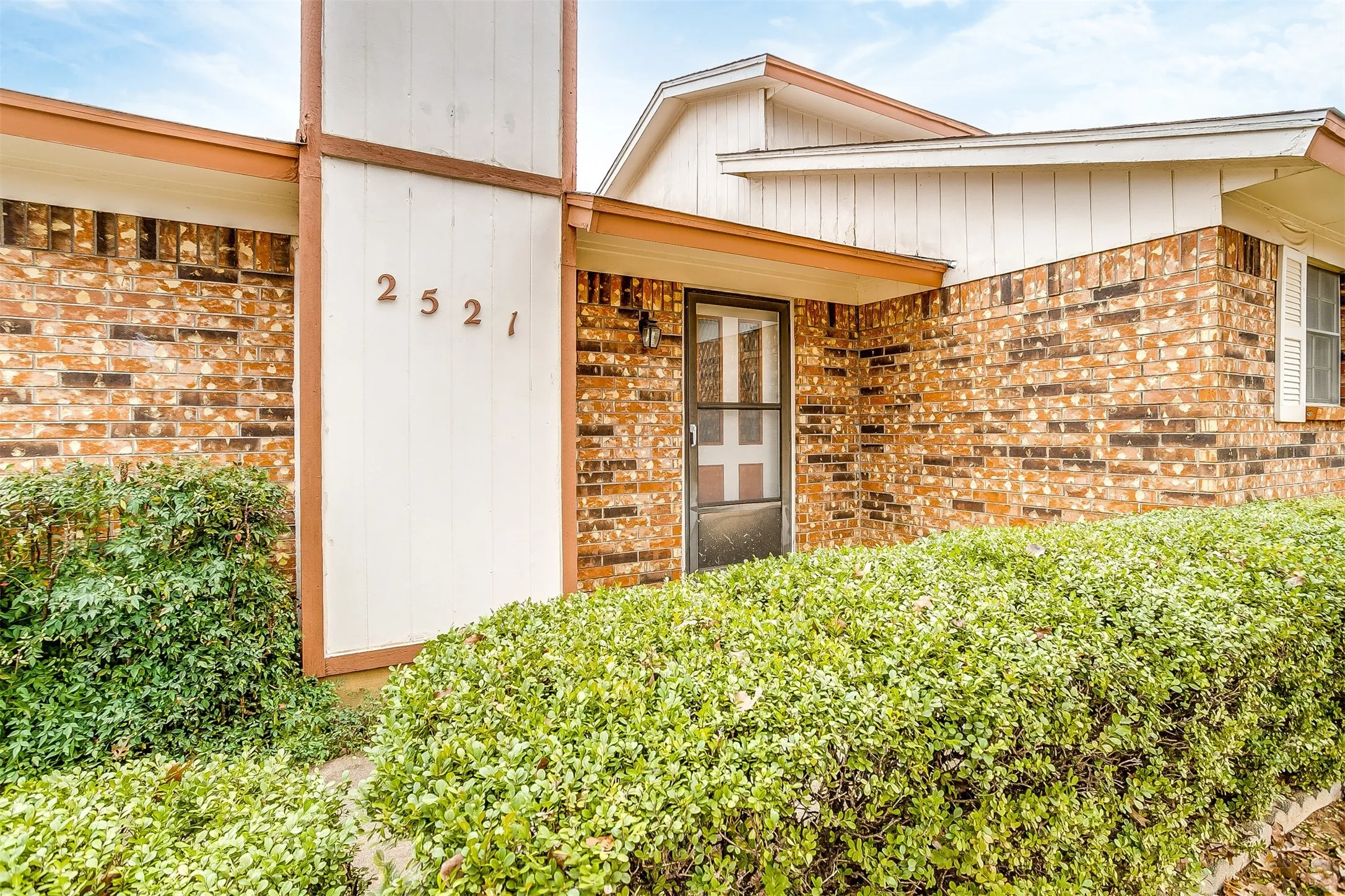 Duplex For Rent in Tarrant County , 2521 Indigo Lane, Arlington, Texas 76015, 2 Bedroom, 1 Bathroom, 2 Garage spaces, 1,014 Sqft, built in 1982, mls#21370835, Real Estate Agent in Arlington, Homes For Rent in Tarrant county, Homes For Rent in Arlington, Realtor in Arlington Texas, Real Estate Brokerage Independent Realty Texas, Luminita Cordes Realtor