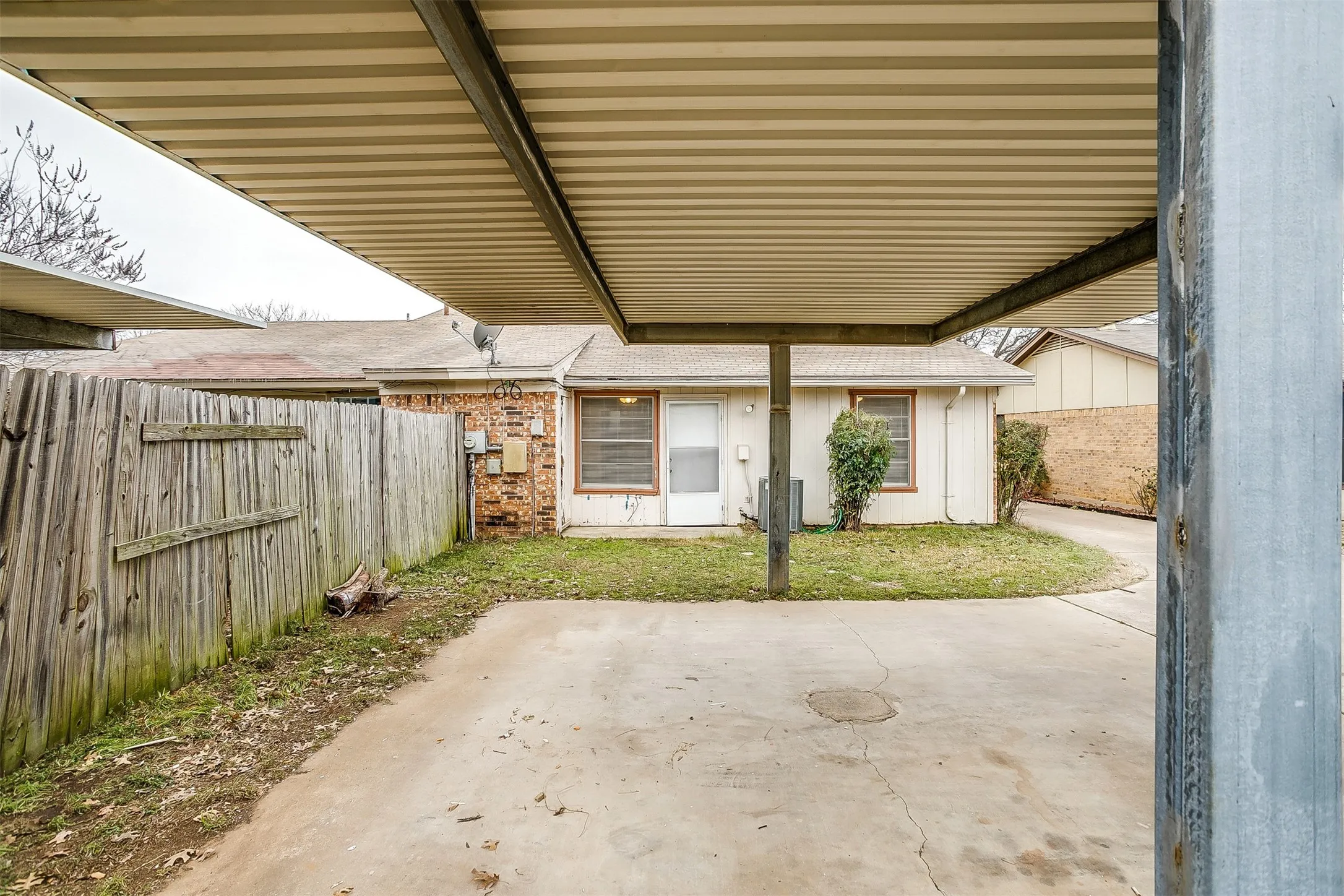 Duplex For Rent in Tarrant County , 2521 Indigo Lane, Arlington, Texas 76015, 2 Bedroom, 1 Bathroom, 2 Garage spaces, 1,014 Sqft, built in 1982, mls#21370835, Real Estate Agent in Arlington, Homes For Rent in Tarrant county, Homes For Rent in Arlington, Realtor in Arlington Texas, Real Estate Brokerage Independent Realty Texas, Luminita Cordes Realtor
