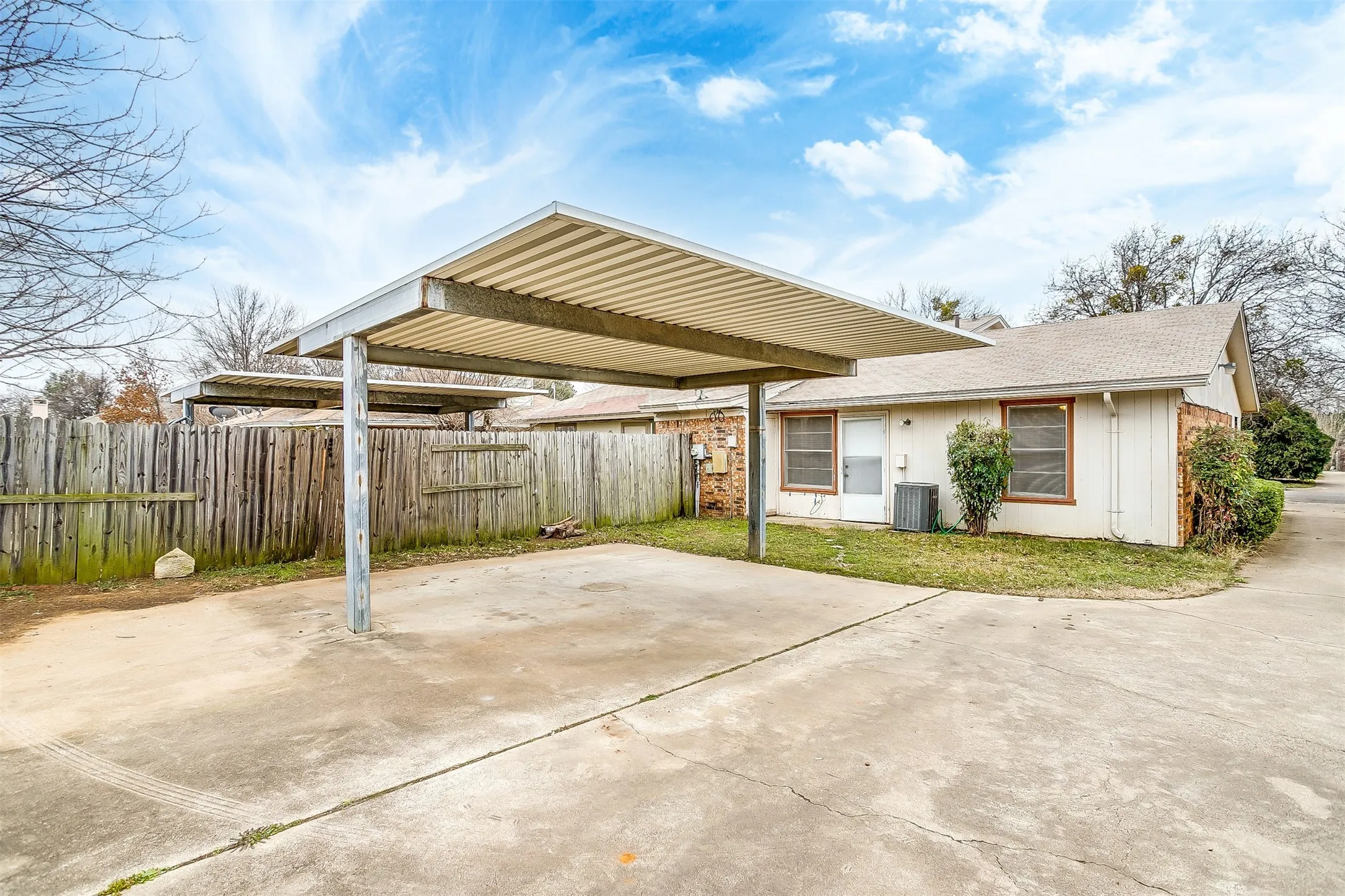 Duplex For Rent in Tarrant County , 2521 Indigo Lane, Arlington, Texas 76015, 2 Bedroom, 1 Bathroom, 2 Garage spaces, 1,014 Sqft, built in 1982, mls#21370835, Real Estate Agent in Arlington, Homes For Rent in Tarrant county, Homes For Rent in Arlington, Realtor in Arlington Texas, Real Estate Brokerage Independent Realty Texas, Luminita Cordes Realtor