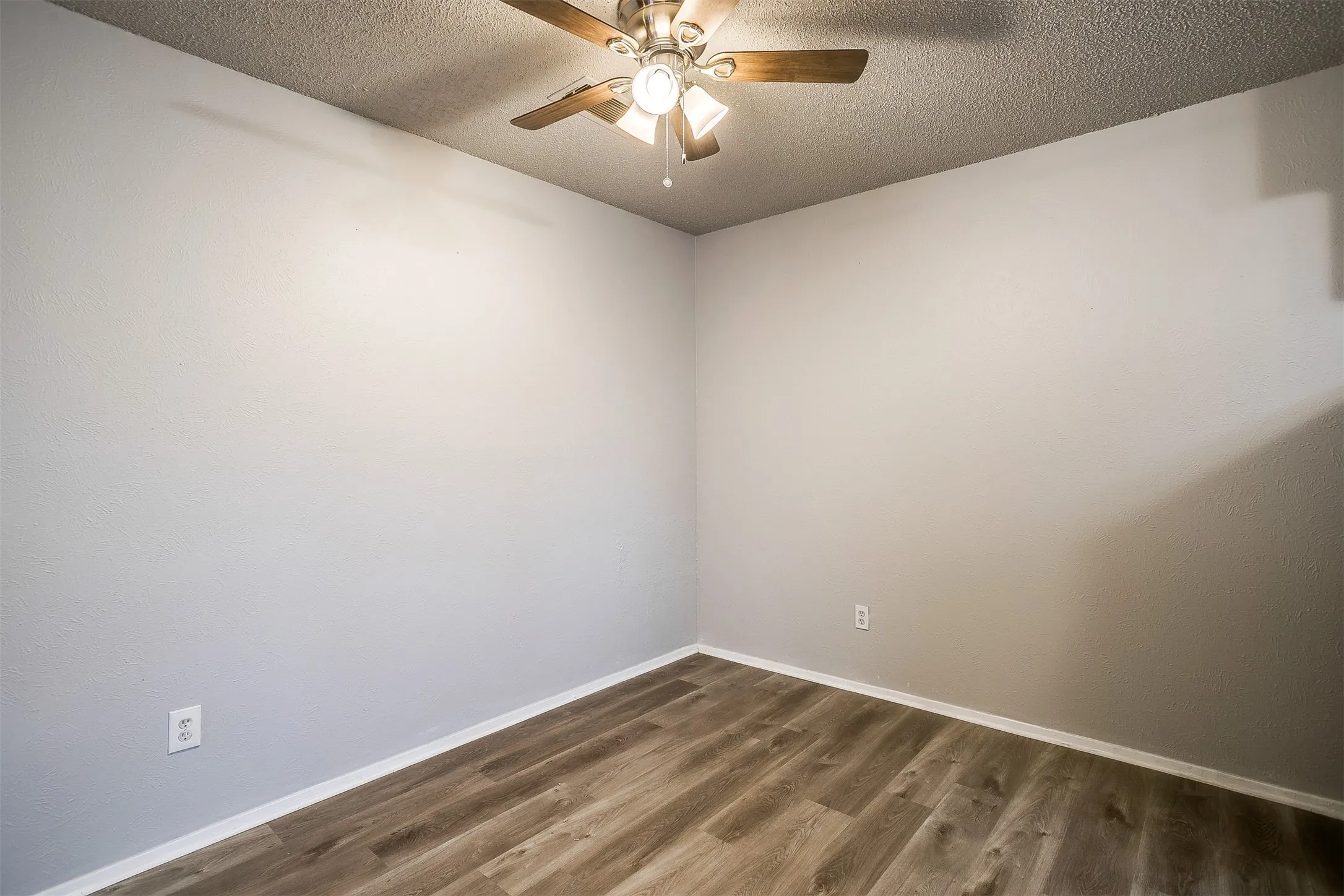 Duplex For Rent in Tarrant County , 2521 Indigo Lane, Arlington, Texas 76015, 2 Bedroom, 1 Bathroom, 2 Garage spaces, 1,014 Sqft, built in 1982, mls#21370835, Real Estate Agent in Arlington, Homes For Rent in Tarrant county, Homes For Rent in Arlington, Realtor in Arlington Texas, Real Estate Brokerage Independent Realty Texas, Luminita Cordes Realtor