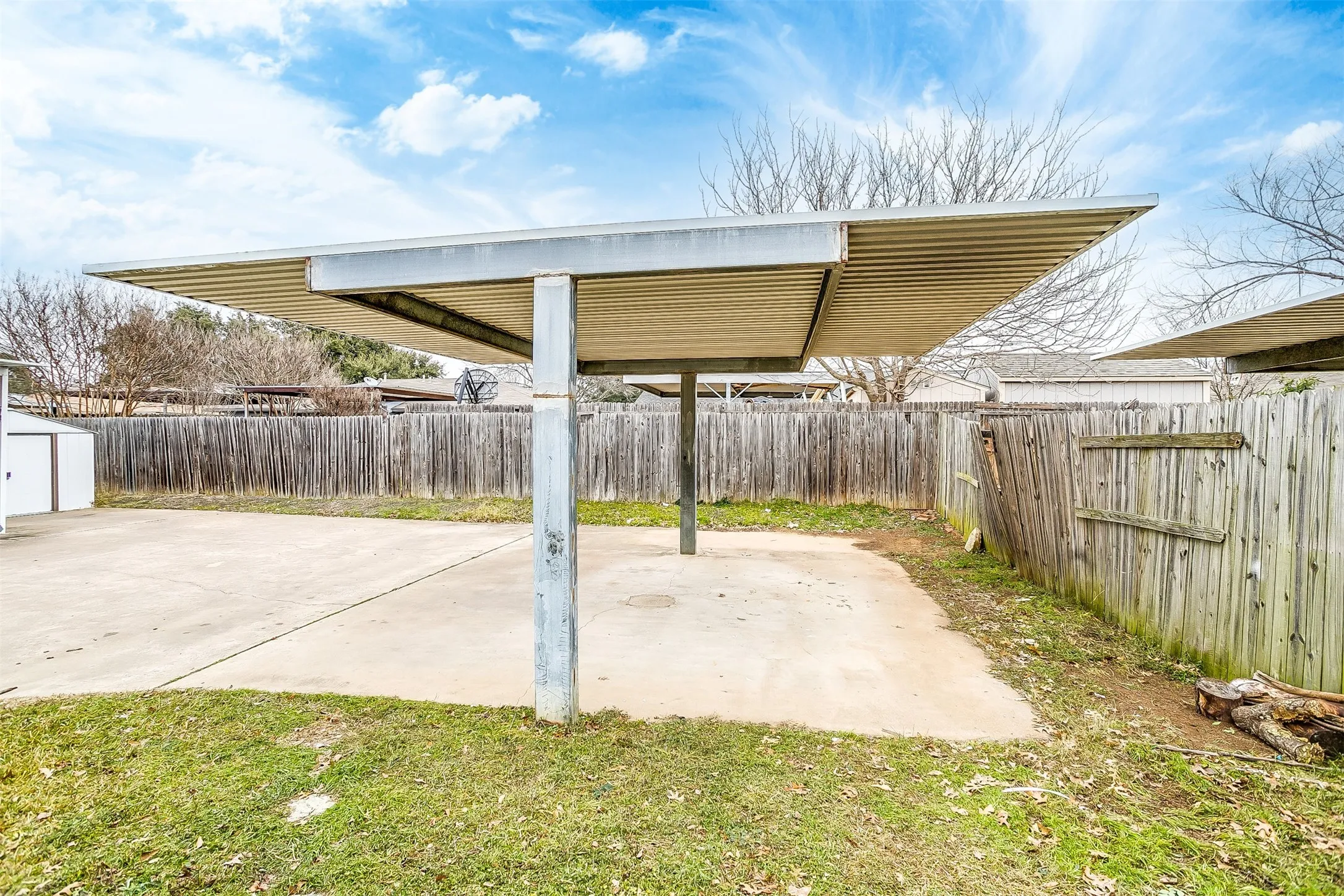 Duplex For Rent in Tarrant County , 2521 Indigo Lane, Arlington, Texas 76015, 2 Bedroom, 1 Bathroom, 2 Garage spaces, 1,014 Sqft, built in 1982, mls#21370835, Real Estate Agent in Arlington, Homes For Rent in Tarrant county, Homes For Rent in Arlington, Realtor in Arlington Texas, Real Estate Brokerage Independent Realty Texas, Luminita Cordes Realtor