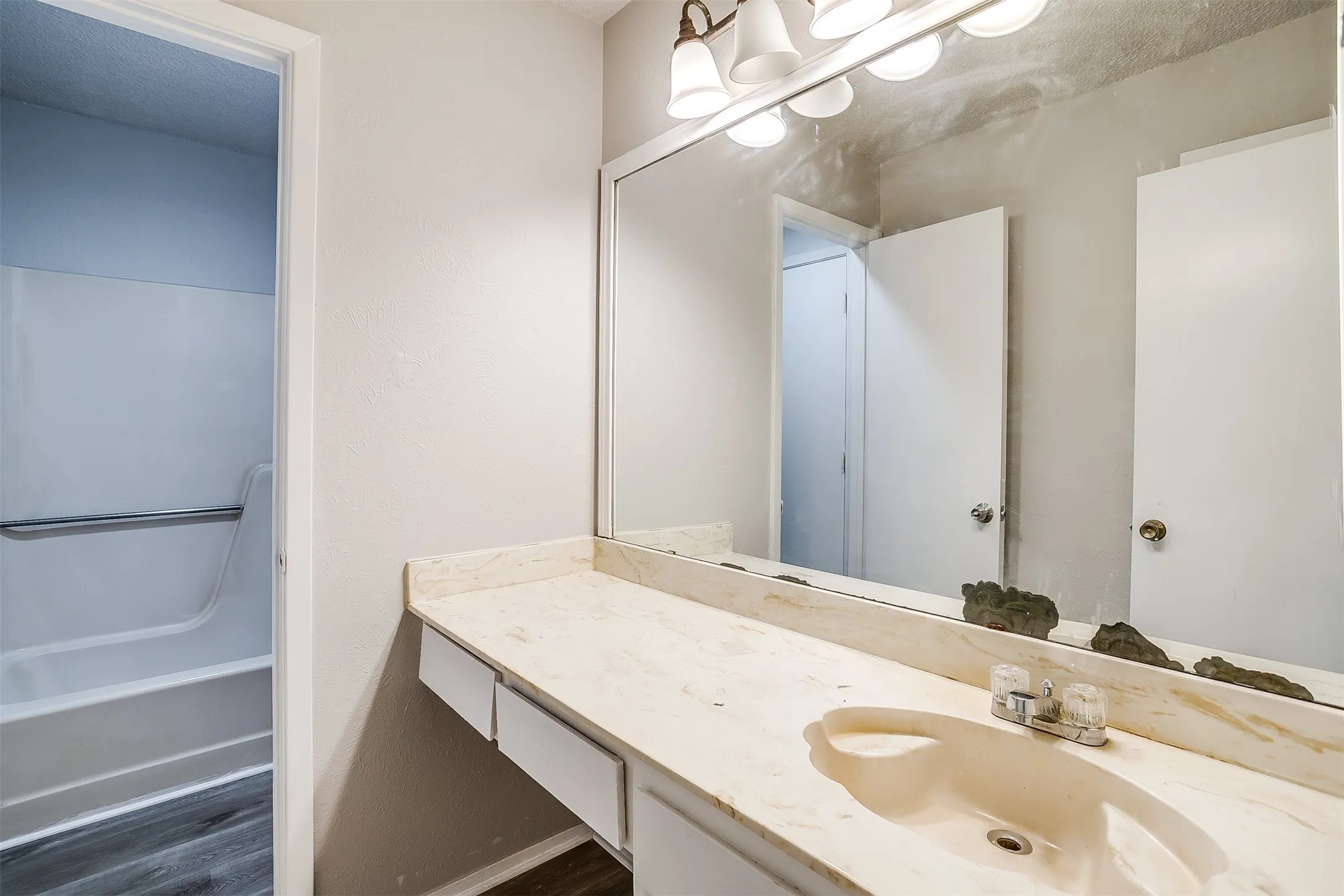 Duplex For Rent in Tarrant County , 2521 Indigo Lane, Arlington, Texas 76015, 2 Bedroom, 1 Bathroom, 2 Garage spaces, 1,014 Sqft, built in 1982, mls#21370835, Real Estate Agent in Arlington, Homes For Rent in Tarrant county, Homes For Rent in Arlington, Realtor in Arlington Texas, Real Estate Brokerage Independent Realty Texas, Luminita Cordes Realtor