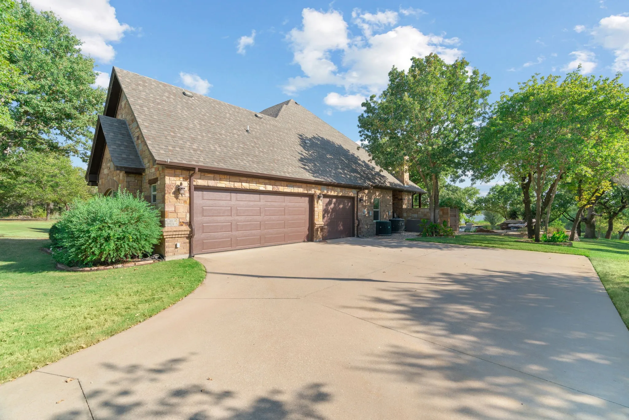 Single Family Residence For Sale in Eastland County , 173 Oakwood Trail, Eastland, Texas 76448, 3 Bedroom, 3 Bathroom, 3 Garage spaces, 2,770 Sqft, built in 2013, mls#21368549, Real Estate Agent in Eastland, Homes For Sale in Eastland county, Homes For Sale in Eastland, Realtor in Eastland Texas, Real Estate Brokerage Independent Realty Texas, Luminita Cordes Realtor