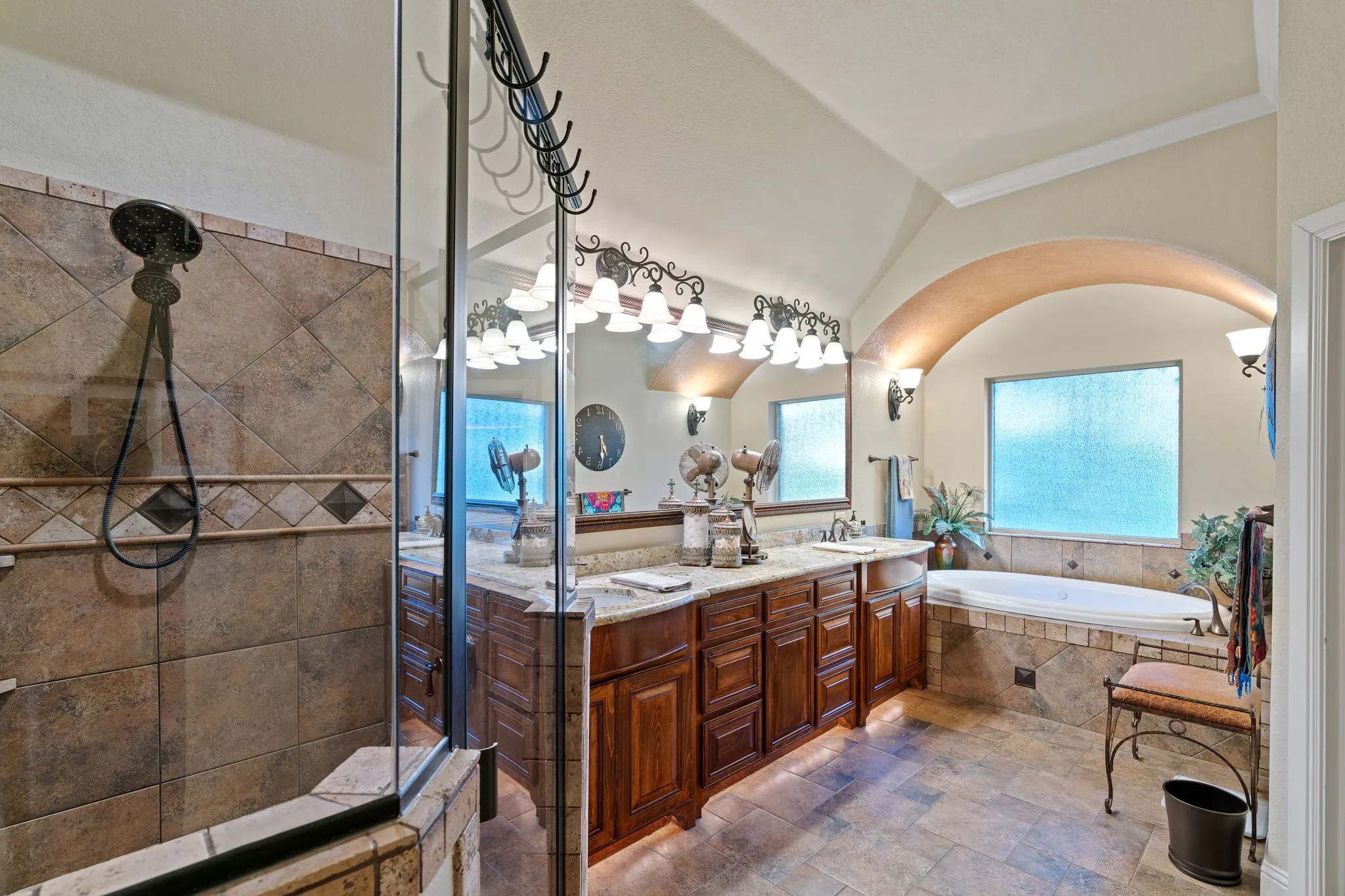 Single Family Residence For Sale in Eastland County , 173 Oakwood Trail, Eastland, Texas 76448, 3 Bedroom, 3 Bathroom, 3 Garage spaces, 2,770 Sqft, built in 2013, mls#21368549, Real Estate Agent in Eastland, Homes For Sale in Eastland county, Homes For Sale in Eastland, Realtor in Eastland Texas, Real Estate Brokerage Independent Realty Texas, Luminita Cordes Realtor