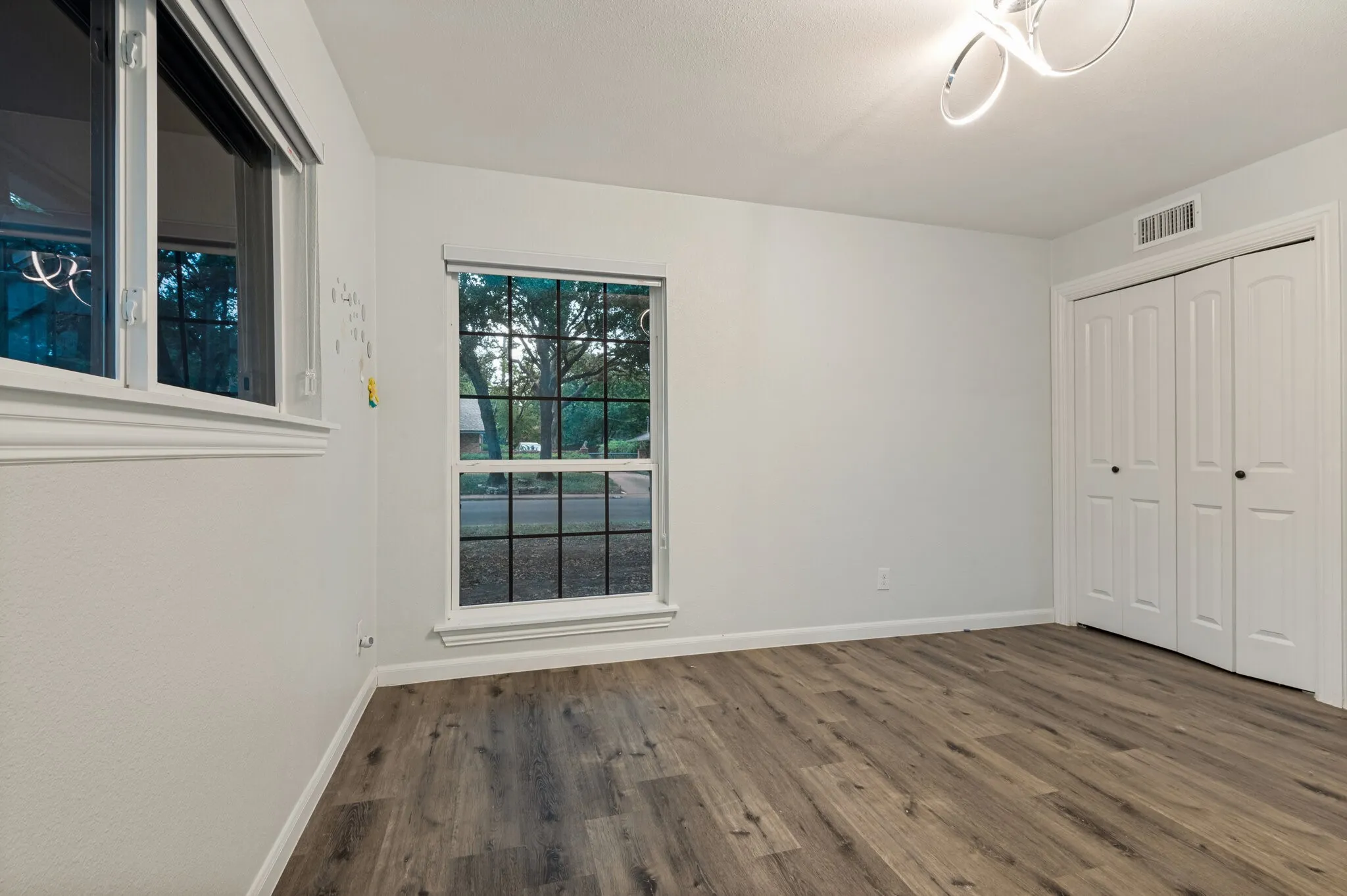 Single Family Residence For Sale in Dallas County , 1801 Green Oaks Drive, Irving, Texas 75061, 5 Bedroom, 4 Bathroom, 2 Garage spaces, 2,782 Sqft, built in 1968, mls#21370827, Real Estate Agent in Irving, Homes For Sale in Dallas county, Homes For Sale in Irving, Realtor in Irving Texas, Real Estate Brokerage Independent Realty Texas, Luminita Cordes Realtor